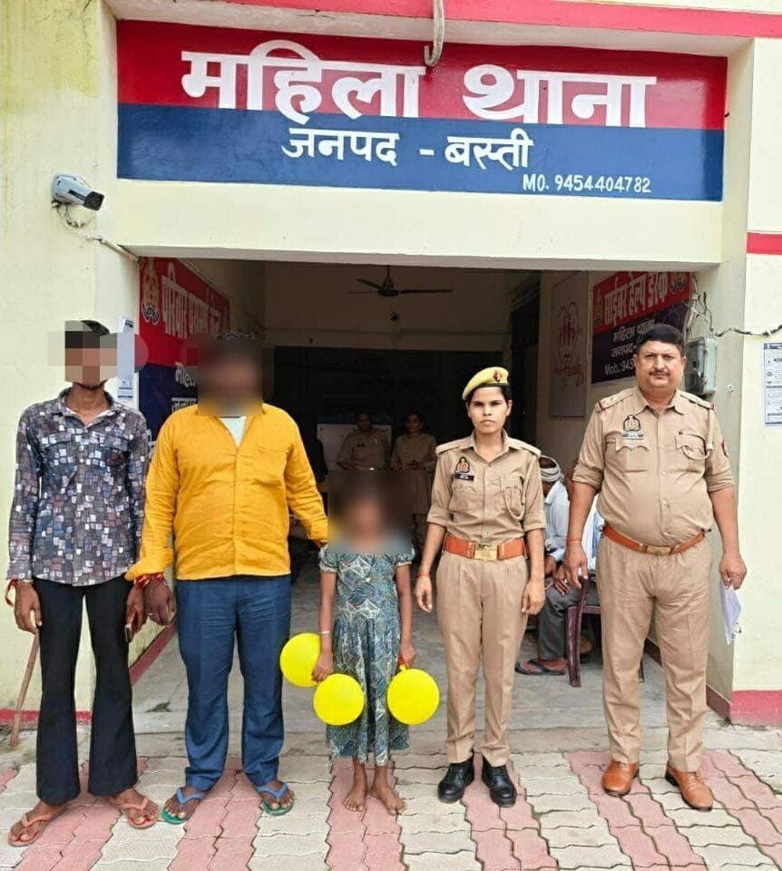 *बस्ती: महिला थानाध्यक्ष डॉ. शालिनी सिंह की मानवता, रास्ता भटकी मासूम को परिजनों से मिलाया, परिजनों ने की सराहना*
जनपद बस्ती उत्तर प्रदेश11 सितंबर 2026
आज महिला थाना जनपद बस्ती की *प्रभारी निरीक्षक डॉ. शालिनी सिंह* मय हमराह क्षेत्र भ्रमण और शांति व्यवस्था ड्यूटी पर थीं। इसी दौरान कटेश्वर पार्क के निकट एक नाबालिग बालिका रोती हुई मिली, जहाँ काफी भीड़ एकत्र थी।
*प्रभारी निरीक्षक डॉ. शालिनी सिंह* ने तुरंत मानवीय संवेदनशीलता दिखाते हुए बालिका को अपने संरक्षण में लिया और भीड़ से निकालकर महिला थाने ले गईं। थाने पर प्यार से नाम-पता पूछा तो बालिका ने बताया कि वह अपने मामा के घर ओरिजोत, थाना कोतवाली, जनपद बस्ती आई थी और सुबह दुकान से टॉफी लेने गई थी, जहाँ से रास्ता भूल गई।
*डॉ. शालिनी सिंह* ने बिना देर किए कोतवाली पुलिस से संपर्क कर बालिका के परिजनों को खोजा और उन्हें महिला थाना बुलाया। कुछ ही देर में परिजन थाने पहुंचे। बालिका को सकुशल उसके परिजनों के सुपुर्द कर दिया गया। परिजनों ने बताया कि वे सुबह से ही बच्ची को खोजते-खोजते बहुत परेशान थे। बस्ती पुलिस की मदद से उन्हें अपनी बेटी मिल गई। उन्होंने *महिला थानाध्यक्ष डॉ. शालिनी सिंह एवं महिला थाना टीम* की भूरी-भूरी प्रशंसा की और दिल से आभार व्यक्त किया।
पुलिस अधीक्षक डॉ. यशवीर सिंह ने भी *डॉ. शालिनी सिंह* के इस सराहनीय कार्य की प्रशंसा की है। यह घटना साबित करती है कि बस्ती पुलिस सिर्फ अपराध रोकने के लिए नहीं, बल्कि आम लोगों की मदद और सेवा के लिए भी हमेशा तत्पर है। खासकर महिला थाना की यह पहल बेटियों की सुरक्षा के प्रति पुलिस की प्रतिबद्धता को दिखाती है।
संवाददाता हरी ओम प्रकाश
राष्ट्रीय हिंदी दैनिक कौटिल्य का भारत