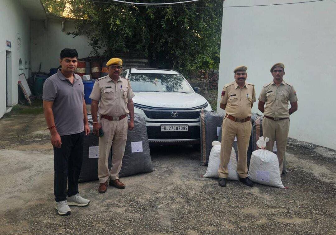 *टाटा हैरियर कार से 173.750 किलो अवैध अफीम डोडा चूरा जब्त, दो आरोपी गिरफ्तार*
चित्तौड़गढ़,11 सितंबर 2026। भदेसर थाना पुलिस ने ऑपरेशन त्रिनेत्र के तहत अवैध मादक पदार्थों की तस्करी के खिलाफ कार्रवाई करते हुए नाकाबंदी के दौरान एक संदिग्ध टाटा हैरियर कार से 10 प्लास्टिक के कट्टों में छिपाकर ले जाया जा रहा कुल 173.750 किलोग्राम अवैध अफीम डोडा चूरा बरामद कर जब्त किया। पुलिस ने मौके से कार चालक सहित उसके साथी को गिरफ्तार कर तस्करी में प्रयुक्त टाटा हैरियर कार को भी जब्त किया है।
जिला पुलिस अधीक्षक श्री धर्मेन्द्र सिंह ने बताया कि महानिरीक्षक पुलिस उदयपुर ,रेंज उदयपुर श्री गौरव श्रीवास्तव द्वारा अवैध मादक पदार्थों के विरुद्ध चलाए जा रहे अभियान ऑपरेशन त्रिनेत्र के अंतर्गत अतिरिक्त पुलिस अधीक्षक गजेन्द्र सिंह जोधा के निर्देशानुसार व पुलिस उप-अधीक्षक भदेसर विनोद कुमार के पर्यवेक्षण मे थानाधिकारी भदेसर विनोद मेनारिया के नेतृत्व मे मय जाब्ता हेैडकानि डालचन्द,कानि. प्रकाश,अरविन्द,नरेन्द्र, धर्मेन्द्र,चालक भैरूलाल के शुक्रवार को सर्कल गस्त व नाकाबन्दी के दौरान एक संदिग्ध टाटा हैरियर कार का पीछा कर कार चालक मुकेश कुमार जाट पिता शान्तिलाल जाट उम्र 42 साल निवासी गुड्डाखेड़ा थाना सदर निम्बाहेड़ा जिला चितौड़गढ़ एवं चालक के साथी पवन सेन पिता लालचन्द सेन उम्र 24 साल निवासी गुड्डाखेड़ा थाना सदर निम्बाहेड़ा जिला चितौड़गढ़ को डिटेन किया गया। उक्त कार में 10 प्लास्टिक के कटटे मे कुल 173.750 किलोग्राम अवैध अफीम डोडा चुरा पाया गया। जिसे विधिक प्रावधानानुसार जब्त किया गया एंव कार चालक मुकेश जाट व उसके साथी पवन सेन को नियमानुसार गिरफतार कर प्रकरण दर्ज किया गया। प्रकरण का अग्रिम अनुसंधान थानाधिकारी भादसोडा द्वारा किया जा रहा है।