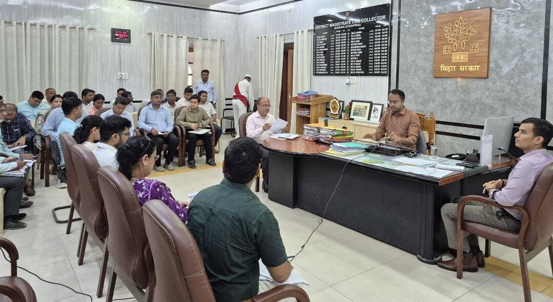 छपरा शहर में जल निकासी और ड्रेनेज व्यवस्था को लेकर अब एक्शन प्लान तैयार किया जाएगा। बाढ़ और जलजमाव के बाद शहर की वास्तविक स्थिति का आकलन कर लंबे समय के समाधान की दिशा में काम शुरू करने की तैयारी है।
सारण डीएम वैभव श्रीवास्तव की अध्यक्षता में हुई बैठक में बुडको, आरसीडी और नगर निगम की विभिन्न योजनाओं की समीक्षा की गई। इस दौरान सड़क, ड्रेनेज, जल निकासी, सीवरेज और यूटिलिटी शिफ्टिंग से जुड़े कार्यों की प्रगति पर चर्चा हुई।
डीएम ने बाढ़ के बाद शहर की स्थिति का आकलन करने के लिए वार्डवार और क्षेत्रवार सर्वे कराने का निर्देश दिया है। तकनीकी अभियंताओं की टीम जल निकासी की स्थिति, क्षतिग्रस्त या ध्वस्त ड्रेन और प्रभावित क्षेत्रों का जायजा लेकर रिपोर्ट तैयार करेगी।
इस रिपोर्ट के आधार पर नगर निगम और बुडको मिलकर पूरे छपरा शहर के लिए सड़क और ड्रेनेज व्यवस्था का ओवरऑल प्लान तैयार करेंगे।
इसके अलावा आईपीएस-1 में स्लूइस गेट के जरिए पानी की निकासी को अधिक प्रभावी बनाने, सीवरेज व्यवस्था सुधारने, मैनहोल को एयरटाइट करने और ब्लैक वाटर की सुरक्षित निकासी के विकल्प तलाशने के निर्देश भी दिए गए हैं।
पूरे शहर में नल और पाइपलाइन नेटवर्क की मैपिंग भी कराई जाएगी, ताकि भविष्य में सड़क बनने के बाद बार-बार खुदाई और यूटिलिटी शिफ्टिंग की समस्या कम हो।
अब देखना होगा कि यह एक्शन प्लान छपरा की लंबे समय से चली आ रही जलजमाव और खराब ड्रेनेज व्यवस्था की समस्या के स्थायी समाधान की दिशा में कितना कारगर साबित होता है।
<nis:link nis:type=tag nis:id=chhapra nis:value=Chhapra nis:enabled=true nis:link/> <nis:link nis:type=tag nis:id=saran nis:value=Saran nis:enabled=true nis:link/> <nis:link nis:type=tag nis:id=drainage nis:value=Drainage nis:enabled=true nis:link/> <nis:link nis:type=tag nis:id=waterlogging nis:value=WaterLogging nis:enabled=true nis:link/> <nis:link nis:type=tag nis:id=biharnews nis:value=BiharNews nis:enabled=true nis:link/> District Administration Saran