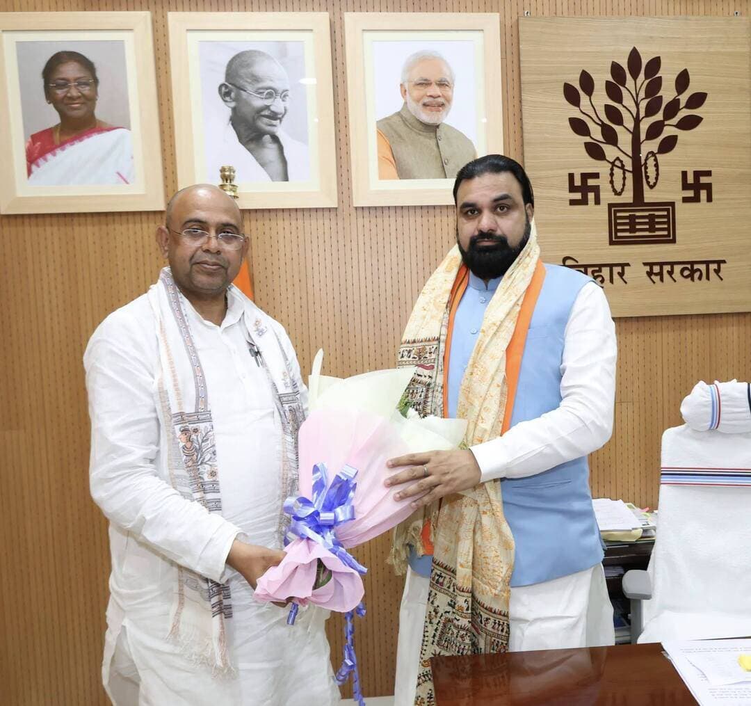 स्थानीय युवाओं के रोजगार को लेकर सीएम से मिले विधायक आलोक कुमार सिंह
कोका-कोला, पेप्सी जैसी औद्योगिक इकाइयों में स्थानीय युवाओं को प्राथमिकता देने की रखी मांग
दिनारा। दिनारा विधानसभा क्षेत्र के योग्य एवं शिक्षित स्थानीय युवाओं को रोजगार में प्राथमिकता दिलाने की मांग को लेकर विधायक आलोक कुमार सिंह ने मुख्यमंत्री श्री सम्राट चौधरी से मुलाकात की। इस दौरान उन्होंने क्षेत्र के युवाओं की रोजगार संबंधी समस्याओं से मुख्यमंत्री को अवगत कराते हुए बिहार में संचालित कोका-कोला, पेप्सी जैसी बड़ी औद्योगिक इकाइयों में स्थानीय युवाओं को रोजगार में प्राथमिकता देने की मांग रखी।
विधायक ने मुख्यमंत्री को बताया कि औद्योगिक इकाइयों के आसपास बड़ी संख्या में योग्य एवं शिक्षित स्थानीय युवा मौजूद हैं, लेकिन उन्हें अपेक्षा के अनुरूप रोजगार के अवसर नहीं मिल पा रहे हैं। युवाओं एवं अभिभावकों की ओर से लगातार इस संबंध में शिकायतें मिल रही थीं। इसी को गंभीरता से लेते हुए विधायक ने मुख्यमंत्री के समक्ष यह मुद्दा उठाया।
मुलाकात के दौरान विधायक आलोक कुमार सिंह ने स्थानीय युवाओं के लिए रोजगार के अवसर बढ़ाने तथा औद्योगिक इकाइयों में नियुक्ति के दौरान स्थानीय योग्य अभ्यर्थियों को प्राथमिकता देने की दिशा में आवश्यक पहल करने का आग्रह किया।
विधायक ने बताया कि मुख्यमंत्री ने इस मामले को गंभीरता से लेते हुए युवा रोजगार एवं कौशल विभाग, बिहार सरकार को आवश्यक कार्रवाई के लिए पत्र अग्रसारित किया है। उन्होंने मुख्यमंत्री के प्रति आभार जताते हुए उम्मीद व्यक्त की कि विभाग जल्द इस दिशा में सकारात्मक कदम उठाएगा।
विधायक ने कहा कि युवाओं का रोजगार और उनका बेहतर भविष्य उनकी प्राथमिकता है। क्षेत्र के लोगों की समस्याओं को सरकार तक पहुंचाना और उनके समाधान के लिए प्रयास करना उनकी जिम्मेदारी है।