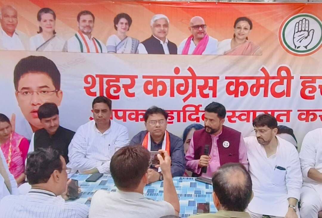 कांग्रेस के राष्ट्रीय सचिव एवं यूपी सह प्रभारी अब्दुल हन्नान का हरदोई प्रथम दौरा, बूथ स्तर तक संगठन मजबूत करने पर जोर
हरदोई। अखिल भारतीय कांग्रेस कमेटी के राष्ट्रीय सचिव, उत्तर प्रदेश कांग्रेस कमेटी के सह प्रभारी एवं अवध जोन प्रभारी अब्दुल हन्नान ने प्रभार ग्रहण करने के बाद शुक्रवार को जनपद हरदोई का प्रथम दौरा किया। इस दौरान उन्होंने जिला कांग्रेस कार्यालय पर जिला एवं शहर कांग्रेस कमेटी के साथ ब्लॉक और न्याय पंचायत स्तर के पदाधिकारियों के साथ महत्वपूर्ण संगठनात्मक बैठक की।
बैठक में अब्दुल हन्नान ने कांग्रेस संगठन की वर्तमान स्थिति, संगठन विस्तार, आगामी कार्यक्रमों और बूथ स्तर तक संगठन को सक्रिय करने को लेकर पदाधिकारियों से विस्तृत चर्चा की। उन्होंने कहा कि कांग्रेस संगठन की मजबूती का आधार जमीनी कार्यकर्ता है और संगठन को बूथ स्तर तक मजबूत करना प्राथमिकता है। उन्होंने सभी पदाधिकारियों से आपसी समन्वय और एकजुटता के साथ सक्रिय होकर कार्य करने तथा कांग्रेस की नीतियों, विचारधारा एवं जनहित के मुद्दों को जनता के बीच मजबूती से उठाने का आह्वान किया।
जिला कांग्रेस कमेटी के अध्यक्ष विक्रम पांडे ने कहा कि अब्दुल हन्नान का हरदोई में प्रथम आगमन कांग्रेसजनों के लिए उत्साह और ऊर्जा का विषय है। उनके मार्गदर्शन से जनपद में कांग्रेस संगठन को और मजबूती मिलेगी। जिला कांग्रेस कमेटी बूथ से लेकर जिला स्तर तक संगठन को मजबूत करने के लिए पूरी एकजुटता के साथ कार्य करेगी।
शहर कांग्रेस कमेटी के अध्यक्ष अनुपम दीक्षित ने कहा कि राष्ट्रीय सचिव एवं सह प्रभारी अब्दुल हन्नान के मार्गदर्शन से हरदोई में कांग्रेस संगठन को नई ऊर्जा और दिशा मिलेगी। शहर कांग्रेस कमेटी वार्ड एवं बूथ स्तर तक संगठन को मजबूत करने के लिए लगातार सक्रिय है। जनहित के मुद्दों पर संघर्ष करते हुए प्रत्येक कार्यकर्ता को साथ लेकर संगठन को प्रभावी बनाया जाएगा।
बैठक के दौरान कांग्रेस पदाधिकारियों ने संगठन को जमीनी स्तर पर और अधिक मजबूत बनाने, कार्यकर्ताओं के बीच बेहतर समन्वय स्थापित करने तथा आगामी राजनीतिक एवं संगठनात्मक कार्यक्रमों को प्रभावी ढंग से संचालित करने पर सकारात्मक चर्चा की। पदाधिकारियों ने अब्दुल हन्नान को संगठन की मजबूती के लिए पूर्ण सहयोग एवं सक्रिय सहभागिता का भरोसा दिलाया।
बैठक में प्रदेश उपाध्यक्ष अरशद खुर्शीद, जिला कांग्रेस कमेटी अध्यक्ष विक्रम पांडे, शहर कांग्रेस कमेटी अध्यक्ष अनुपम दीक्षित, प्रदेश प्रवक्ता अंशु अवस्थी, पूर्व जिला कांग्रेस अध्यक्ष अजय सिंह, डॉ. राजीव सिंह लोध, कुंवर मिथिलेश सिंह चौहान, महिला कांग्रेस नेत्री मंजूलता मित्रा, युवा कांग्रेस जिला अध्यक्ष मोहन सिंह, शहर उपाध्यक्ष उमा राजवंशी, पूर्व प्रत्याशी सुभाष पाल, पूर्व प्रत्याशी सुरेंद्र कुमार, पूर्व प्रत्याशी आकांक्षा वर्मा, दान बहादुर सिंह, अभय कुशवाहा, शहर महासचिव इस्लाम गाजी, ओबीसी जिला अध्यक्ष अजीत विशाल नंदवंशी, एससी/एसटी जिला अध्यक्ष विनीत वर्मा, सेवादल जिला अध्यक्ष शिवम अग्निहोत्री सहित बड़ी संख्या में कांग्रेस पदाधिकारी एवं कार्यकर्ता मौजूद रहे।