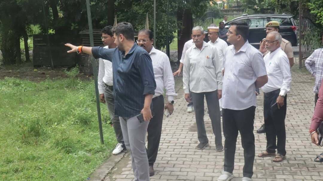 बंद पड़े कस्तूरबा पुस्तकालय का जिलाधिकारी ने किया निरीक्षण, जीर्णोद्धार कर आधुनिक सुविधाओं से विकसित करने के निर्देश
हरदोई। जिलाधिकारी अनुनय झा ने शुक्रवार को विक्टोरिया हाल स्थित बंद पड़े कस्तूरबा पुस्तकालय का निरीक्षण किया। उन्होंने पुस्तकालय की वर्तमान स्थिति का जायजा लेते हुए इसे शीघ्र जीर्णोद्धार कराकर पुनः संचालित करने के निर्देश संबंधित अधिकारियों को दिए।
जिलाधिकारी ने कहा कि पुस्तकालय को विद्यार्थियों के अध्ययन के लिए बेहतर और सुविधायुक्त बनाया जाए। उन्होंने फर्श पर टाइल्स लगवाने, दीवारों पर आकर्षक रंग कराने तथा पीवीसी पैनलिंग कराने के निर्देश दिए, जिससे पुस्तकालय को नया और बेहतर स्वरूप मिल सके।
विद्यार्थियों की सुविधाओं को ध्यान में रखते हुए पुस्तकालय में एसी लगवाने और सीसीटीवी कैमरे स्थापित कराने के भी निर्देश दिए गए। साथ ही छात्राओं और छात्रों के बैठने के लिए अलग-अलग व्यवस्था सुनिश्चित करने को कहा गया। जिलाधिकारी ने कहा कि पुस्तकालय में सुरक्षित, शांतिपूर्ण और अध्ययन के अनुकूल वातावरण उपलब्ध कराया जाए।
उन्होंने संबंधित अधिकारियों को पुस्तकालय के जीर्णोद्धार एवं आवश्यक व्यवस्थाओं से जुड़े कार्यों को गुणवत्तापूर्ण ढंग से शीघ्र पूरा कराने के निर्देश दिए। उन्होंने कहा कि पुस्तकालय के व्यवस्थित संचालन से विद्यार्थियों को अध्ययन के साथ-साथ प्रतियोगी परीक्षाओं की तैयारी के लिए भी बेहतर संसाधन उपलब्ध हो सकेंगे।
निरीक्षण के दौरान अपर जिलाधिकारी न्यायिक प्रफुल्ल कुमार त्रिपाठी, नगर मजिस्ट्रेट संजय कुमार, अतिरिक्त मजिस्ट्रेट मयंक कुंडु सहित संबंधित अधिकारी मौजूद रहे।