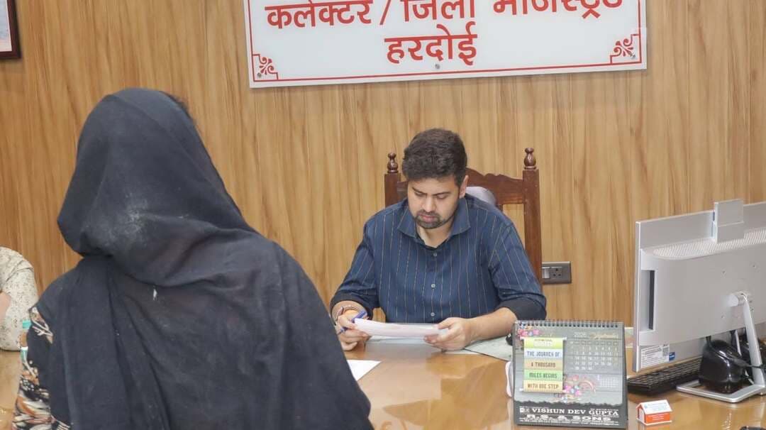 जिलाधिकारी ने जनसुनवाई में सुनीं आमजन की समस्याएं, 46 शिकायतें प्राप्त
हरदोई। जिलाधिकारी अनुनय झा ने शुक्रवार को कलेक्ट्रेट में जनसुनवाई कर आमजन की समस्याओं एवं शिकायतों को सुना। जनसुनवाई के दौरान विभिन्न क्षेत्रों से पहुंचे फरियादियों ने अपनी समस्याएं जिलाधिकारी के सामने रखीं। कुल 46 शिकायतें प्राप्त हुईं।
जिलाधिकारी ने संबंधित अधिकारियों को शिकायतों का निर्धारित समय-सीमा के भीतर गुणवत्तापूर्ण, निष्पक्ष एवं प्रभावी निस्तारण सुनिश्चित करने के निर्देश दिए। उन्होंने कहा कि जनशिकायतों के निस्तारण में किसी भी स्तर पर लापरवाही नहीं होनी चाहिए।
जनसुनवाई के दौरान कुछ शिकायतों का जिलाधिकारी ने मौके पर ही समाधान कराया, जबकि शेष शिकायतों के संबंध में संबंधित अधिकारियों को आवश्यक कार्रवाई के निर्देश दिए गए।
इस अवसर पर अतिरिक्त मजिस्ट्रेट मयंक कुंडू सहित विभिन्न विभागों के अधिकारी एवं कर्मचारी मौजूद रहे।