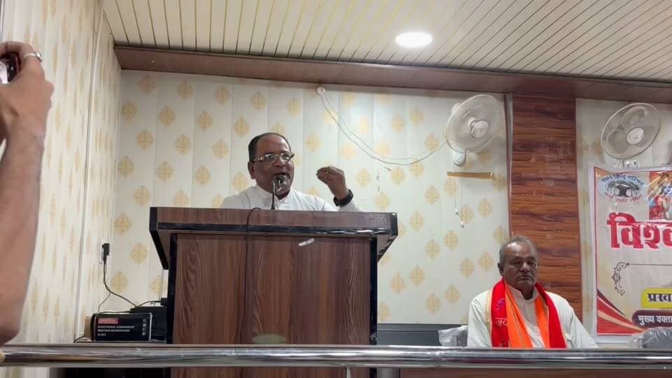 विहिप ने मनाया स्थापना दिवस, सामाजिक समरसता का दिया संदेश
हरदोई। विश्व हिंदू परिषद हरदोई की ओर से हरपालपुर और गोपामऊ में स्थापना दिवस कार्यक्रम आयोजित किया गया। मुख्य वक्ता क्षेत्र धर्म प्रसार प्रमुख राजेश जी ने कहा कि विहिप हिंदू समाज की एकता, सामाजिक समरसता और समाज हित के लिए लगातार कार्य कर रहा है।
उन्होंने कार्यकर्ताओं से संगठन के विचारों और सामाजिक समरसता का संदेश समाज के हर वर्ग तक पहुंचाने का आह्वान किया। कार्यक्रम में विहिप के पदाधिकारी, कार्यकर्ता और सैकड़ों लोग मौजूद रहे।