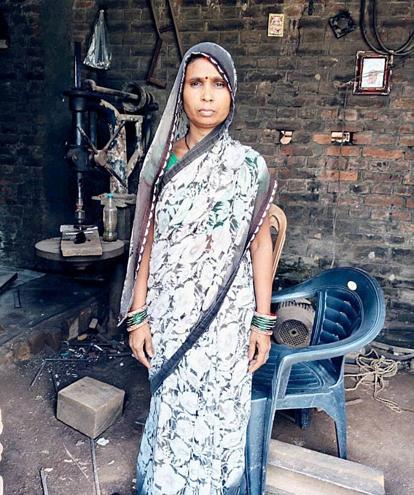 समाहरणालय बक्सर
(जिला जन संपर्क कार्यालय)
प्रेस विज्ञप्ति:- दिनांक 11 सितम्बर 2026
खेती पर निर्भरता से उद्यमिता और आत्मनिर्भरता तक जीविका के सहयोग से कविता देवी की सफलता की कहानी
बक्सर जिले के बक्सर प्रखंड अंतर्गत जगदीशपुर ग्राम की निवासी कविता देवी की जीवन-यात्रा ग्रामीण महिला के आर्थिक सशक्तीकरण और आत्मनिर्भरता का प्रेरणादायक उदाहरण प्रस्तुत करती है। बक्सर सदर प्रखंड के जगदीशपुर ग्राम की रहने वाली कविता देवी की कहानी एक ऐसे परिवार की है, जिसकी आजीविका कभी केवल खेती तक सीमित थी, लेकिन स्वयं सहायता समूह से जुड़ने के बाद परिवार ने धीरे-धीरे अपनी आय के नए साधन विकसित किए।
कविता देवी के परिवार में कुल चार सदस्य हैं, जिनमें उनके पति और दो पुत्र शामिल हैं। जीविका से जुड़ने से पहले परिवार की आय मुख्य रूप से खेती पर निर्भर थी। खेती परिवार की आवश्यकताओं को पूरा करने का प्रमुख साधन थी, लेकिन इससे होने वाली आय सीमित होने के कारण परिवार के पास अतिरिक्त आर्थिक सुरक्षा का अभाव था।
कविता देवी के जीविका से जुड़ने के बाद उनकी आर्थिक यात्रा में एक महत्वपूर्ण बदलाव आया। स्वयं सहायता समूह के माध्यम से उन्हें बचत और बैंक ऋण से जुड़ने का अवसर मिला। उन्होंने प्राप्त ऋण का उपयोग पशुपालन से शुरुआत करने में किया और दूध की बिक्री के माध्यम से आय अर्जित करना शुरू किया।
पशुपालन के बाद उन्होंने हवा टंकी एवं पंचर की दुकान शुरू की और आगे चलकर वेल्डिंग का व्यवसाय भी प्रारंभ किया। इस प्रकार कविता देवी का परिवार खेती पर सीमित निर्भरता से आगे बढ़कर विविध आजीविका गतिविधियों से जुड़ गया।
समूह के माध्यम से कविता देवी ने पहली बार 30,000 का बैंक ऋण प्राप्त किया। उन्होंने इस राशि से एक गाय खरीदी और उसके दूध की बिक्री शुरू की। उन्होंने दूध से प्राप्त आय का उपयोग परिवार की आवश्यकताओं के साथ-साथ ऋण चुकाने में किया। पहला ऋण चुकाने के बाद उन्होंने दोबारा 1,00,000 का ऋण लिया और अपनी आजीविका को पशुपालन से आगे बढ़ाते हुए एक नया व्यवसाय शुरू किया। 1,00,000 के ऋण का उपयोग कविता देवी ने हवा टंकी एवं पंचर की दुकान शुरू करने में किया। उनकी दुकान पर विभिन्न प्रकार के वाहनों में हवा भरने तथा संबंधित सेवाएँ उपलब्ध कराई जाती थीं।
जीविका के माध्यम से उनका राशन कार्ड बनवाने में सहयोग मिला। साथ ही उन्हें शौचालय निर्माण के लिए 12,000 की प्रोत्साहन राशि भी प्राप्त हुई।
आज कविता देवी का परिवार पहले की तुलना में अधिक मजबूत आर्थिक स्थिति में है। खेती के साथ-साथ पशुपालन और विभिन्न व्यवसायों से परिवार को आय प्राप्त हो रही है। वर्तमान में उनकी अनुमानित मासिक आय लगभग 45,000 है। जिससे दोनों बच्चों की शिक्षा जारी रखी एवं 2 लोगों को रोजगार का अवसर उपलब्ध कराया।
कविता देवी की सफलता इस बात की मिसाल है कि जब ग्रामीण महिलाओं को जीविका के माध्यम से संगठन, वित्तीय अवसर और सही दिशा मिलती है, तो वे केवल अपने परिवार की आर्थिक स्थिति को मजबूत नहीं करतीं, बल्कि स्वयं रोजगार सृजित करने और दूसरों को रोजगार देने की क्षमता भी विकसित कर सकती हैं।
जिला जन संपर्क कार्यालय
बक्सर।
@top fans Information & Public Relations Department, Government of Bihar Samrat Choudhary CMO Bihar Buxar Administration Buxar Police JEEVIKA Bihar जिला प्रशासन बक्सर <nis:link nis:type=tag nis:id=iprdbihar nis:value=IPRDBihar nis:enabled=true nis:link/> <nis:link nis:type=tag nis:id=buxarnews nis:value=BuxarNews nis:enabled=true nis:link/> <nis:link nis:type=tag nis:id=buxarcity nis:value=buxarcity nis:enabled=true nis:link/> <nis:link nis:type=tag nis:id=buxarjila nis:value=buxarjila nis:enabled=true nis:link/> <nis:link nis:type=tag nis:id=bihar nis:value=bihar nis:enabled=true nis:link/> <nis:link nis:type=tag nis:id=buxar nis:value=buxar nis:enabled=true nis:link/>