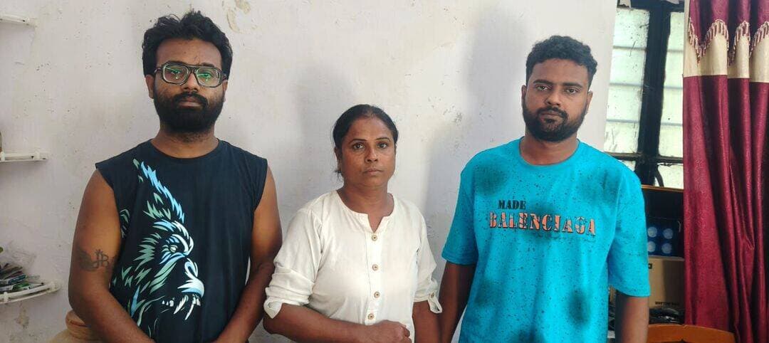 अवैध शराब तस्करी नेटवर्क पर अजमेर पुलिस की बड़ी कार्रवाई, 3 गिरफ्तार
नगर निकाय चुनाव के बीच अलवर गेट थाना क्षेत्र में दबिश, 78 पव्वे देशी शराब और 19 बीयर की बोतलें जब्त
अजमेर। नगर निकाय चुनाव 2026 के मद्देनजर अवैध शराब की तस्करी एवं बिक्री के खिलाफ अजमेर पुलिस ने बड़ी कार्रवाई की है। जिला स्पेशल टीम अजमेर और अलवर गेट थाना पुलिस की संयुक्त टीम ने कार्रवाई करते हुए तीन आरोपियों को गिरफ्तार किया है। पुलिस ने आरोपियों के कब्जे से 78 पव्वे देशी शराब, 19 बीयर की बोतलें जब्त की हैं।
पुलिस के अनुसार 10 सितंबर को जिला स्पेशल टीम के प्रभारी शंकर सिंह रावत को मुखबिर से सूचना मिली थी कि अलवर गेट थाना क्षेत्र के किरणीपुरा स्थित बीपीएल क्वार्टर में चंदा नामक महिला दो युवकों बादल और आकाश के साथ मिलकर अवैध शराब बेच रही है। सूचना पर स्पेशल टीम और अलवर गेट थाना पुलिस ने संयुक्त रूप से दबिश दी।
पुलिस टीम को मौके पर एक महिला और दो व्यक्ति मिले। उनके पास रखे दो कार्टन और एक कट्टे की तलाशी लेने पर 180 एमएल के 35 पव्वे नीले ढक्कन वाली देशी शराब, 180 एमएल के 43 पव्वे केसरीया देशी शराब तथा 19 बीयर की बोतलें बरामद हुईं। आरोपियों से शराब रखने और बेचने का लाइसेंस मांगा गया, लेकिन वे कोई लाइसेंस या परमिट पेश नहीं कर सके।
पुलिस ने चंदा पत्नी सरफुद्दीन (46), बादल सेन (24) और आकाश सेन (26) को गिरफ्तार कर मामला दर्ज किया है। कार्रवाई के संबंध में अलवर गेट थाने में प्रकरण संख्या 264/2026 के तहत आबकारी अधिनियम एवं अन्य धाराओं में मामला दर्ज कर जांच शुरू कर दी गई है।
Ajmer Police Rajasthan
@