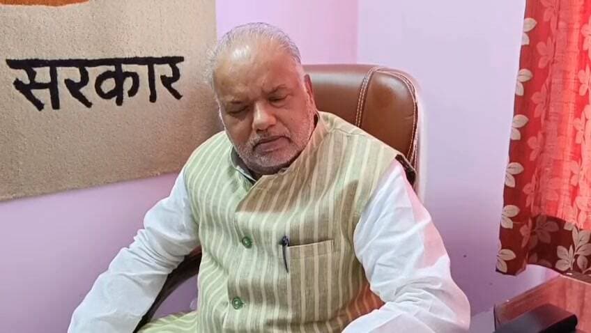 जेडीयू का नाम बदलकर 'जनता दल नीतीश' करने के प्रस्ताव का मंत्री श्रवण कुमार ने किया समर्थन
बिहार सरकार के ग्रामीण विकास मंत्री श्रवण कुमार ने अपनी ही पार्टी के कार्यकारी राष्ट्रीय अध्यक्ष संजय झा के बयान का खुलकर समर्थन किया है।
संजय झा ने हाल ही में कहा था कि अब समय आ गया है कि पार्टी के नाम से 'यूनाइटेड' शब्द हटाकर 'जनता दल नीतीश' कर दिया जाए।
इस पर प्रतिक्रिया देते हुए मंत्री श्रवण कुमार ने कहा - बिल्कुल, नीतीश कुमार हमारे सबसे बड़े नेता हैं, ये उनकी ही पार्टी है। अगर इस तरह का प्रस्ताव पार्टी में आता है तो यह प्रस्ताव सर्वसम्मति से पास कर दिया जाएगा।
#Patna #BiharNews #JDU #NitishKumar #ShrawanKumar #SanjayJha #UmangeshwariNews