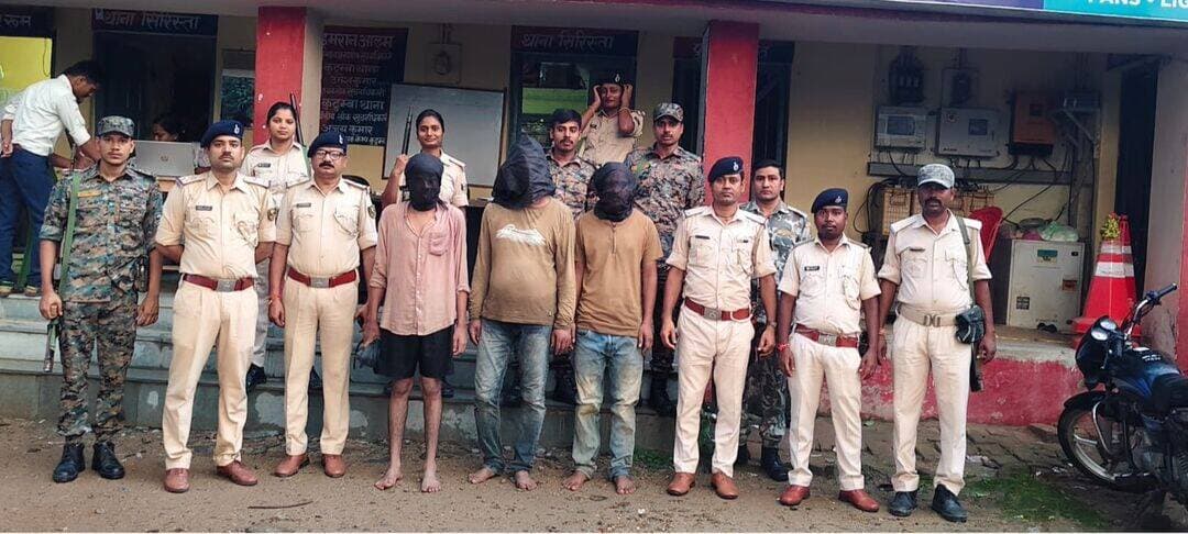औरंगाबाद में CSP संचालक से पैसे लूट कर भाग रहे 2 अपराधी को ग्रामीणों ने पकड़ा, उनके निशानदेही पर पुलिस ने एक अपराधी को किया गिरफ्तार।
औरंगाबाद | 11 सितंबर 2026 |
24 NewsLive
औरंगाबाद पुलिस ने लूट कांड का सफल उद्भेदन करते हुए 3 अपराधियों को गिरफ्तार कर लिया है। पुलिस ने लूटी गई सामग्री, घटना में प्रयुक्त हथियार और कारतूस भी बरामद किया है।
*कैसे हुई घटना?*
आज दिनांक 11.09.2026 को करीब 11:22 बजे कुटुंबा थानाध्यक्ष को सूचना मिली कि अंबा-नवीनगर रोड स्थित तमसी मोड़ के पास मोटरसाइकिल सवार तीन अपराधियों ने पिस्टल का भय दिखाकर CSP संचालक से लूट की घटना को अंजाम दिया है।
सूचना मिलते ही पुलिस ने घटनास्थल पर पहुंचकर आस-पास के लोगों से पूछताछ की। इसी क्रम में सूचना मिली कि कुटुंबा थानांतर्गत ग्राम-चकुआ के पास ग्रामीणों ने कांड में संलिप्त 2 अपराधियों को पकड़ लिया है। सूचना पर पुलिस ग्राम-चकुआ पहुंची और ग्रामीणों द्वारा पकड़े गए दोनों अपराधियों को हिरासत में ले लिया।
पुलिस पूछताछ में उनकी पहचान:
1. *गोलू कुमार गिरी*, पे०-जय हिंद गिरी, सा०-पिपरा, थाना-माली, जिला औरंगाबाद
2. *अजय कुमार सिंह*, पे०- अलखदेव सिंह, सा०-देवकली, थाना ओबरा, जिला औरंगाबाद
के रूप में हुई। उन्होंने अपने तीसरे साथी का नाम *कुणाल कुमार*, पे० विद्या चन्द्रवंशी, सा०-चुना, थाना-NTPC खैरा, जिला औरंगाबाद बताया।
*बरामदगी और तीसरे की गिरफ्तारी*
गिरफ्तार दोनों की निशानदेही पर लूटा हुआ पैसा, लैपटॉप बरामद किया गया और कांड में प्रयुक्त 01 मोडिफाइड देशी कट्टा, 02 जिंदा कारतूस एवं एक मोटरसाइकिल जब्त किया गया। बाद में औरंगाबाद पुलिस ने त्वरित कार्रवाई करते हुए इंटेलिजेंस और तकनीकी अनुसंधान के आधार पर तीसरे अपराधी कुणाल कुमार को ग्राम-कठरी से गिरफ्तार कर लिया।
पुलिस ने बताया कि घटना में प्रयुक्त मोटरसाइकिल की पहचान वादी अजीत कुमार, पिता-नंदू मेहता, ग्राम-देवकली, थाना-ओबरा के रूप में हुई है और यह ओबरा थाने में पूर्व से ही चोरी का कांड दर्ज है।
*अपराधिक इतिहास भी आया सामने*
तीनों ने अपना अपराध स्वीकार किया है। गोलू ने बताया कि वह वर्ष 2024 में उड़ीसा के राउरकिला, उदितनगर थाना से डकैती एवं आर्म्स एक्ट में, जबकि कुणाल महादेव शराब तस्करी के कांड में नवीनगर रेल थाने से एवं जमशेदपुर में लूट कांड में जेल गया था। अजय कुमार वर्ष 2019 में आर्म्स एक्ट एवं 2022 में रफीगंज थाना से मोटरसाइकिल लूट कांड में जेल जा चुका है।
इस संबंध में कुटुंबा थाना कांड संख्या-175/26, दिनांक-11.09.2026 के तहत प्राथमिकी दर्ज की गई है।