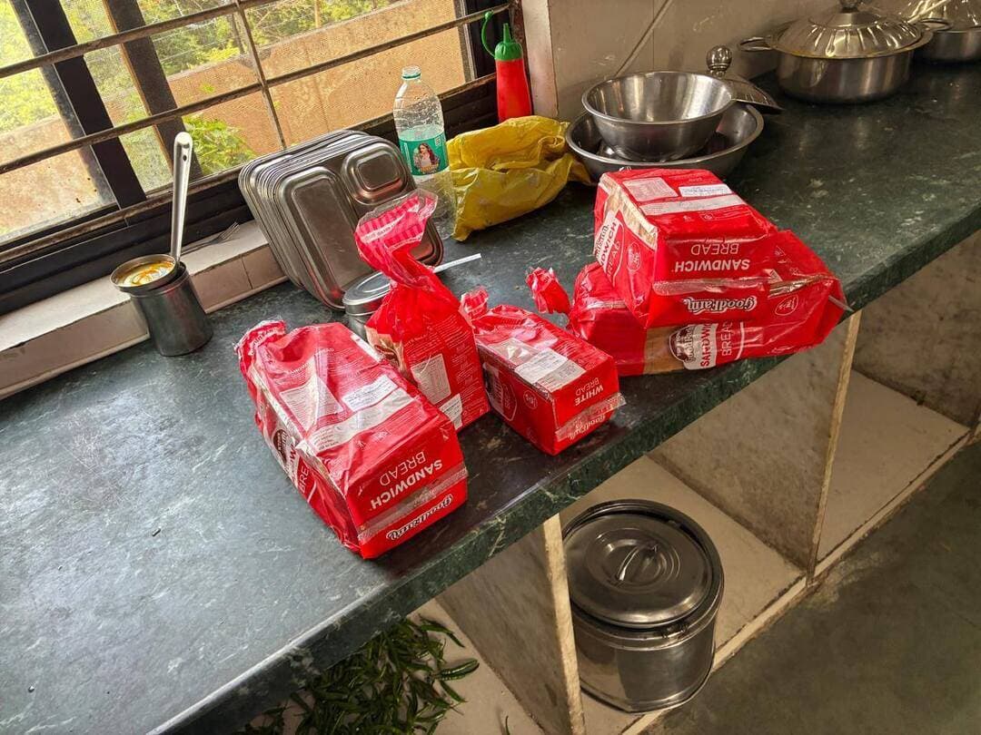 पंडित खुशीलाल शर्मा शासकीय आयुर्वेदिक महाविद्यालय परिसर की कैंटीन में खाद्य सुरक्षा विभाग की जांच, कई अनियमितताएं मिलने पर सुधार सूचना पत्र जारी
पंडित खुशीलाल शर्मा शासकीय आयुर्वेदिक महाविद्यालय परिसर में संचालित कैंटीनों में स्वच्छता, हाइजीन, खाद्य पदार्थों के सुरक्षित निर्माण एवं भंडारण तथा आरओ/वॉटर फिल्ट्रेशन प्रणाली से प्राप्त पानी की गुणवत्ता के संबंध में शिकायत प्राप्त होने पर आयुक्त खाद्य सुरक्षा एवं नियंत्रक, खाद्य एवं औषधि प्रशासन, मध्यप्रदेश के निर्देशानुसार एवं कलेक्टर भोपाल के मार्गदर्शन में खाद्य सुरक्षा विभाग भोपाल द्वारा निरीक्षण एवं नमूना कार्रवाई की गई।
खाद्य सुरक्षा अधिकारियों द्वारा महाविद्यालय परिसर में विद्यार्थियों के लिए संचालित नवीन कैंटीन का निरीक्षण किया गया। निरीक्षण के दौरान कैंटीन में खाद्य पदार्थों के निर्माण एवं भंडारण से संबंधित व्यवस्थाओं में कई अनियमितताएं पाई गईं। कैंटीन में Celebration Events and Entertainment Catering के माध्यम से भोजन तैयार कराया जाना पाया गया।
निरीक्षण के दौरान कैंटीन में साफ-सफाई एवं हाइजीन की उचित व्यवस्था नहीं होना, खाद्य सामग्री का उचित एवं सुरक्षित तरीके से भंडारण नहीं किया जाना तथा खाद्य पदार्थों के निर्माण में प्रयुक्त सामग्री की गुणवत्ता एवं भंडारण व्यवस्था संतोषजनक नहीं होना पाया गया।
निरीक्षण के दौरान सैंडविच ब्रेड की Best Before अवधि समाप्त होने के लगभग 10 दिन बाद भी उसे कैंटीन में सैंडविच तैयार करने के लिए उपयोग किया जाना पाया गया। इसके अतिरिक्त पेयजल हेतु उपयोग की जा रही आरओ/वॉटर फिल्ट्रेशन प्रणाली एवं पानी की गुणवत्ता के संबंध में भी आवश्यक जांच की गई।
Anjane Integrated Services Private Limited की कैंटीन का भी निरीक्षण
महाविद्यालय परिसर में संचालित एक अन्य कैंटीन, जिसका संचालन Anjane Integrated Services Private Limited के माध्यम से श्री सौरभ गुप्ता द्वारा किया जा रहा था, का भी खाद्य सुरक्षा विभाग द्वारा निरीक्षण किया गया।
निरीक्षण के दौरान इस कैंटीन में भी स्वच्छता संबंधी कमियां, खाद्य पदार्थों के उचित भंडारण की व्यवस्था में कमी तथा खाद्य निर्माण में संलग्न कर्मचारियों द्वारा निर्धारित स्वच्छ एवं उचित वेशभूषा का पालन नहीं किया जाना पाया गया।
निरीक्षण के दौरान पाई गई उक्त अनियमितताओं को गंभीरता से लेते हुए संबंधित कैंटीन संचालकों को सुधार सूचना पत्र जारी कर खाद्य सुरक्षा एवं स्वच्छता संबंधी कमियों को नियमानुसार दूर करने के निर्देश दिए गए।
खाद्य पदार्थों के नमूने लिए गए
खाद्य पदार्थों की गुणवत्ता की जांच हेतु दोनों कैंटीनों में खाद्य निर्माण में प्रयुक्त खाद्य सामग्री के मटर का आटा एवं रिफाइंड सोयाबीन तेल के नमूने खाद्य सुरक्षा एवं मानक अधिनियम, 2006 के अंतर्गत नियमानुसार लिए गए हैं। नमूनों को निर्धारित प्रक्रिया के अनुसार खाद्य विश्लेषण प्रयोगशाला में जांच हेतु भेजा जा रहा है।
प्रयोगशाला जांच रिपोर्ट प्राप्त होने के उपरांत रिपोर्ट के निष्कर्षों के आधार पर खाद्य सुरक्षा एवं मानक अधिनियम, 2006 एवं संबंधित नियम-विनियमों के अंतर्गत अग्रिम वैधानिक कार्रवाई प्रस्तावित की जाएगी।
खाद्य सुरक्षा विभाग द्वारा शैक्षणिक संस्थानों एवं विद्यार्थियों को उपलब्ध कराए जा रहे खाद्य पदार्थों की सुरक्षा, गुणवत्ता एवं स्वच्छता सुनिश्चित करने के उद्देश्य से निरीक्षण एवं नमूना कार्रवाई निरंतर जारी रहेगी।
CM Madhya Pradesh
Jansampark Madhya Pradesh
#bhopal