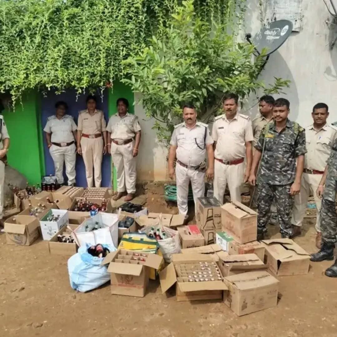 🚨 ମଦ ବେପାରୀଙ୍କ ଉପରେ ଏକ୍ସାଇଜ୍ ବିଭାଗର ବଡ଼ ଚଢ଼ାଉ: ୫ ଗିରଫ 🚨
ଜିଲ୍ଲାପାଳ ଏବଂ ଅବକାରୀ ଅଧୀକ୍ଷକଙ୍କ ପ୍ରତ୍ୟକ୍ଷ ନିର୍ଦ୍ଦେଶକ୍ରମେ, ଗତ ୧୦.୦୯.୨୦୨୬ ରିଖରେ ଜିଲ୍ଲା ଅବକାରୀ ବିଭାଗ ପକ୍ଷରୁ ବିଭିନ୍ନ ସ୍ଥାନରେ ବ୍ୟାପକ ଚଢ଼ାଉ କରାଯାଇଛି।
⚖️ ଆଇନଗତ କାର୍ଯ୍ୟାନୁଷ୍ଠାନ
୫ ଜଣ ଅଭିଯୁକ୍ତଙ୍କୁ ଗିରଫ କରାଯାଇ ଆଜି କୋର୍ଟ ଚାଲାଣ କରାଯାଇଛି।
🚫 ଜବତ ସାମଗ୍ରୀର ତାଲିକା
୪,୦୦୦ ଲିଟର ଫର୍ମେଣ୍ଟେଡ୍ ଗୁଡ଼ ୱାସ୍ (ପୋଚ)
୪୯୫ ଲିଟର ଦେଶୀ ମଦ (I.D. Liquor)
୮୦.୬୭୦ ଲିଟର ନକଲି ବିଦେଶୀ ମଦ (Duplicate IMFL)
୬୯.୧୨୫ ଲିଟର ବିୟର
୩ ଟି ଦୁଇଚକିଆ ଯାନ (୨ଟି ମୋଟରସାଇକେଲ୍, ୧ଟି ସ୍କୁଟି)
📍 ଘଟଣାବଳୀ ଓ ସ୍ଥାନ
ଅନ୍ନାପୁର (ଗଁଦିଆ ଥାନା): ୩୦ ଲିଟର ଦେଶୀ ମଦ ଜବତ।
କାଶୀପୁର (ନିହାଲପ୍ରସାଦ ଥାନା): ୨,୦୦୦ ଲିଟର ଗୁଡ଼ ୱାସ୍ ଏବଂ ୧୯୦ ଲିଟର ଦେଶୀ ମଦ ଜବତ।
ବାହାଳା ଛକ (ବଳିମି ଥାନା): ୪୦ ଲିଟର ଦେଶୀ ମଦ ଓ ୧ଟି ସ୍କୁଟି ଜବତ।
କୁଲେଇ: ୨,୦୦୦ ଲିଟର ଗୁଡ଼ ୱାସ୍ ଏବଂ ୨୦୦ ଲିଟର ଦେଶୀ ମଦ ଜବତ।
କୁଲେଇ (ପରଜଙ୍ଗ ଥାନା): ୧୪.୧୩୦ ଲିଟର ନକଲି ବିଦେଶୀ ମଦ ଓ ୧ଟି ମୋଟରସାଇକେଲ୍ ଜବତ।
କୁଲେଇ (ପରଜଙ୍ଗ ଥାନା): ୩୫ ଲିଟର ଦେଶୀ ମଦ ଓ ୧ଟି ମୋଟରସାଇକେଲ୍ ଜବତ।
କୁଲେଇ (ପରଜଙ୍ଗ ଥାନା): ୬୬.୫୪୦ ଲିଟର ନକଲି ବିଦେଶୀ ମଦ ଏବଂ ୬୯.୧୨୫ ଲିଟର ବିୟର ଜବତ।
ତାଜା ଏବଂ ସତ୍ୟ ଖବର ପାଇଁ 'ରୂପରେଖ ନ୍ୟୁଜ୍' (Ruparekha News) ସହ ଯୋଡ଼ି ହୋଇ ରୁହନ୍ତୁ।
#newsodiaodisha#ExciseRaid #OdiaNews #DistrictNews #crimeupdate