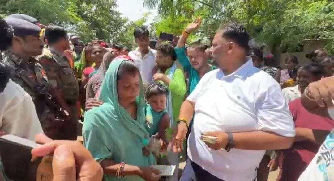 राघोपुर में बाढ़ का जायजा लेने पहुंचे पप्पू यादव, 100 से अधिक महिलाओं को दी आर्थिक मदद.. See more
