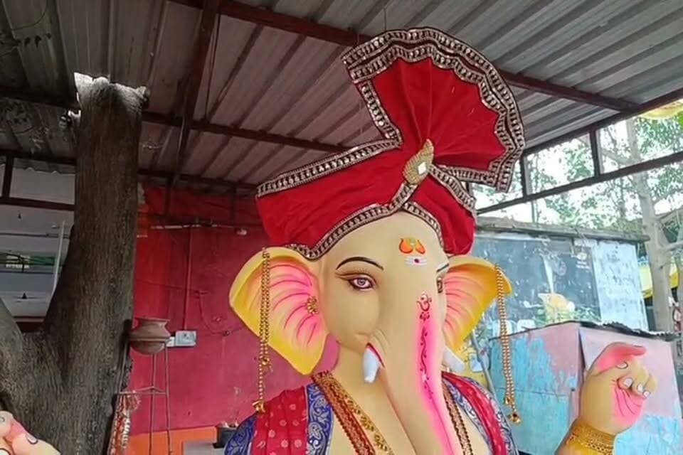 गणेश उत्सव को लेकर सिमडेगा में तैयारी जारी अंतिम रूप देने में जुटे बंगाल से आए मूर्तिकार