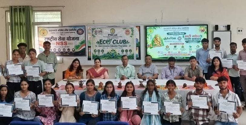 माटी गणेश–हरित गणेश कार्यशाला में दिया पर्यावरण संरक्षण का संदेश
प्रधानमंत्री कॉलेज ऑफ एक्सीलेंस, चन्द्रशेखर आजाद शासकीय स्नातकोत्तर महाविद्यालय, सीहोर में ईको क्लब एवं राष्ट्रीय सेवा योजना (NSS) के संयुक्त तत्वावधान में “माटी गणेश–हरित गणेश” कार्यक्रम आयोजित किया गया। कार्यक्रम का उद्देश्य विद्यार्थियों को पर्यावरण-अनुकूल गणेश प्रतिमा निर्माण, प्राकृतिक रंगों के उपयोग तथा जल स्रोतों को प्रदूषण से बचाने के प्रति जागरूक करना था। महाविद्यालय के प्रभारी प्राचार्य डॉ. नितिन बातव ने कहा कि भारतीय संस्कृति एवं पर्यावरण संरक्षण को साथ लेकर चलना वर्तमान समय की आवश्यकता है। पर्यावरण-अनुकूल गणेश प्रतिमा का निर्माण एवं विसर्जन हमारी आस्था के साथ प्रकृति के प्रति जिम्मेदारी का भी प्रतीक है। कार्यक्रम में ईको क्लब प्रभारी श्रीमती मधुरिमा तिवारी ने प्रस्तुतीकरण के माध्यम से विद्यार्थियों को “ग्रीन गणेश” की अवधारणा से अवगत कराया। उन्होंने मिट्टी की गणेश प्रतिमा, प्राकृतिक रंगों के प्रयोग, बीजयुक्त प्रतिमा तथा पर्यावरण-अनुकूल विसर्जन की प्रक्रिया को सरल एवं रोचक ढंग से समझाया। साथ ही गणेश जी की प्रतिमा के विभिन्न अंगों में निहित जीवन-मूल्यों से विद्यार्थियों को परिचित कराते हुए पर्यावरण संरक्षण को दैनिक जीवन से जोड़ने का संदेश दिया।
कार्यक्रम के अंतर्गत आयोजित व्यावहारिक कार्यशाला विद्यार्थियों ने उत्साहपूर्वक सहभागिता करते हुए मिट्टी से गणेश जी की प्रतिमाओं का निर्माण किया। विशेष रूप से प्रत्येक प्रतिमा में एक-एक बीज स्थापित किया गया, ताकि विसर्जन के पश्चात इन्हें गमले अथवा घर के बगीचे की मिट्टी में विसर्जित कर एक नए पौधे के रूप में विकसित किया जा सके। इस अभिनव गतिविधि के माध्यम से विद्यार्थियों ने “एक गणेश प्रतिमा—एक बीज—एक हरित भविष्य” का संदेश दिया। कार्यक्रम का कुशल संचालन एनएसएस प्रभारी सुश्री सुप्रिया गुप्ता ने किया। उन्होंने कार्यक्रम के विभिन्न चरणों का सुव्यवस्थित संचालन करते हुए विद्यार्थियों की सक्रिय सहभागिता सुनिश्चित की। कार्यक्रम के अंत में डॉ. सुषमा सिसोदिया ने सभी अतिथियों, प्राध्यापकों एवं विद्यार्थियों के प्रति आभार व्यक्त किया। कार्यक्रम में महाविद्यालय के वरिष्ठ प्राध्यापक एवं समस्त महाविद्यालय परिवार की गरिमामयी उपस्थिति रही। इस अवसर पर उपस्थित सभी ने पर्यावरण-अनुकूल गणेशोत्सव मनाने, प्राकृतिक संसाधनों की रक्षा करने तथा जल स्रोतों को प्रदूषण से बचाने की शपथ ली।
कार्यक्रम का मुख्य संदेश रहा— “माटी से मंगल, बीज से भविष्य — आस्था भी, पर्यावरण की रक्षा भी।”
<nis:link nis:type=tag nis:id=jansamparkmp nis:value=JansamparkMP nis:enabled=true nis:link/> <nis:link nis:type=tag nis:id=cmmadhyapradesh nis:value=CMMadhyaPradesh nis:enabled=true nis:link/> <nis:link nis:type=tag nis:id=madhyapradesh nis:value=MadhyaPradesh nis:enabled=true nis:link/> <nis:link nis:type=tag nis:id=sehore nis:value=sehore nis:enabled=true nis:link/>