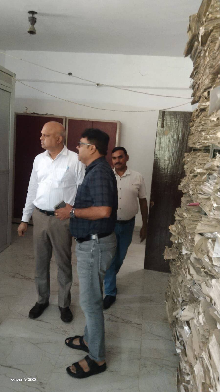 *आरटीओ प्रवर्तन गोरखपुर ने किया एआरटीओ कार्यालय का औचक निरीक्षण*
*सीसीटीवी से लेकर पटलों तक की जांच, आरटीओ प्रवर्तन ने परखी व्यवस्था*
*एआरटीओ कार्यालय में व्यवस्था चुस्त-दुरुस्त, निरीक्षण में सभी कैमरे मिले चालू*
*औचक निरीक्षण में परखी कार्यालय की कार्यप्रणाली, सुधार के दिए निर्देश*
बलिया। संभागीय परिवहन अधिकारी प्रवर्तन गोरखपुर श्री संजीव कुमार गुप्ता ने शुक्रवार को सहायक संभागीय परिवहन अधिकारी कार्यालय, बलिया का औचक निरीक्षण किया। निरीक्षण के दौरान उन्होंने कार्यालय की व्यवस्थाओं, सीसीटीवी कैमरों की स्थिति तथा विभिन्न पटलों के कार्यों का जायजा लिया और आवश्यक सुधार के संबंध में सहायक संभागीय परिवहन अधिकारी प्रशासन श्री अरुण कुमार राय को निर्देश दिए। निरीक्षण के दौरान कार्यालय की उपस्थिति पंजिका का अवलोकन किया गया, जिसमें सभी कार्यालय कर्मी उपस्थित पाए गए। कार्यालय में लगे सीसीटीवी कैमरों की उपलब्धता एवं कार्यशीलता की भी जांच की गई। निरीक्षण में कुल सात कैमरे लगे पाए गए, जिनमें दो कार्यालय परिसर तथा पांच कार्यालय भवन के भीतर स्थापित हैं। सभी कैमरे क्रियाशील मिले। कैमरों की रिकॉर्डिंग के संबंध में पूछताछ करने पर डीबीए प्रदीप कुमार सिंह ने बताया कि 15 दिनों की रिकॉर्डिंग सुरक्षित रखी जाती है।
निरीक्षण के दौरान कार्यालय परिसर एवं मुख्य भवन में किसी भी अनधिकृत या संदिग्ध व्यक्ति की गतिविधि सामने नहीं आई। कार्यालय में शासन के निर्देशों के अनुरूप कार्य व्यवस्था बनाए रखने पर भी जोर दिया गया। निरीक्षण में आउटसोर्स कर्मचारियों की स्थिति भी देखी गई। कार्यालय में सृजित दो वेंडर पदों के सापेक्ष डाटा एंट्री ऑपरेटर/सुपरवाइजर के रूप में राकेश कुमार गुप्ता एवं शिवम सिंह कार्यरत पाए गए। इसके अलावा डीबीए के पद पर प्रदीप कुमार सिंह आउटसोर्स के माध्यम से तैनात हैं। निरीक्षण के दौरान सभी नियमित एवं आउटसोर्स कर्मचारियों द्वारा पहचान पत्र धारण किया गया था।सहायक संभागीय परिवहन अधिकारी श्री अरुण कुमार राय ने बताया कि कार्यालय भवन की मरम्मत तथा बाउंड्री के उच्चीकरण का कार्य कार्यदायी संस्था लोक निर्माण विभाग, निर्माण खंड बलिया द्वारा कराया जा रहा है। आरटीओ प्रवर्तन गोरखपुर ने कार्यालय की व्यवस्थाओं का निरीक्षण करने के साथ ही अधिकारियों एवं कर्मचारियों को शासन की मंशा के अनुरूप पारदर्शी एवं सुव्यवस्थित ढंग से कार्य करने के निर्देश दिए।
