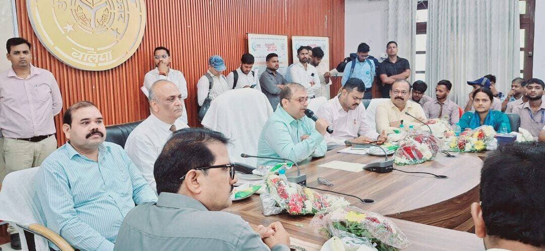 *प्रस्तावित मूल्यांकन सूची पर 19 सितंबर तक दर्ज कराएं आपत्ति*
बलिया। जनपद में संपत्तियों के न्यूनतम मूल्यांकन दरों के निर्धारण की प्रक्रिया के तहत प्रस्तावित मूल्यांकन सूची तैयार कर ली गई है। अपर जिलाधिकारी अनिल कुमार ने बताया कि उत्तर प्रदेश स्टाम्प संपत्ति का मूल्यांकन नियमावली, 1997 (यथा संशोधित 2015) के तहत शासनादेश के अनुसार जनपद के उप निबंधक कार्यालयों के क्षेत्राधिकार में आने वाले नगरीय, अर्धनगरीय एवं ग्रामीण क्षेत्रों की संपत्तियों की न्यूनतम दरें निर्धारित की जानी हैं।
उन्होंने बताया कि प्रस्तावित मूल्यांकन सूची में आवासीय भूमि एवं भवन निर्माण की न्यूनतम दर के साथ वाणिज्यिक भवन (एकल), वाणिज्यिक प्रतिष्ठानों के लिए कारपोरेट एरिया की प्रति वर्ग मीटर दर तथा कृषि भूमि की न्यूनतम दरें शामिल की गई हैं। इसके अलावा वार्डवार, मोहल्लावार, मौजावार एवं परगनावार न्यूनतम दरों का भी निर्धारण प्रस्तावित किया गया है। अपर जिलाधिकारी ने बताया कि प्रस्तावित मूल्यांकन सूची जनपद के सभी उप निबंधक कार्यालयों में उपलब्ध है। सूची में निर्धारित दरों के संबंध में किसी व्यक्ति को कोई आपत्ति हो तो वह अपनी आपत्ति लिखित रूप में 19 सितंबर 2026 तक किसी भी कार्य दिवस में संबंधित उप निबंधक कार्यालय में प्रस्तुत कर सकता है।
प्रशासन की ओर से लोगों से अपील की गई है कि प्रस्तावित दरों का अवलोकन कर यदि कोई आपत्ति या सुझाव हो तो निर्धारित समय-सीमा के भीतर संबंधित कार्यालय में उपलब्ध करा दें।