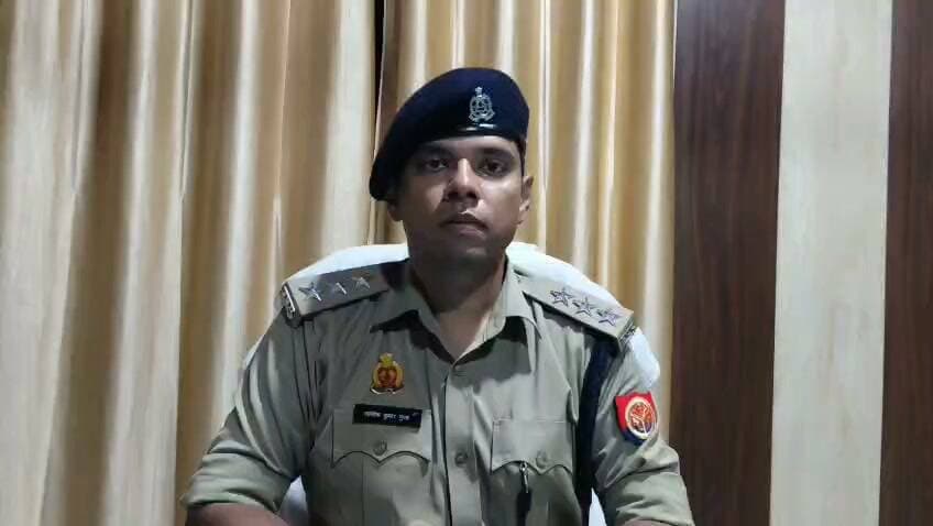 *सादर अवगत कराना है कि आज दिनांक 11.09.2026 थाना दोकटी पर सूचना प्राप्त हुई कि चौकी लालगंज थाना दोकटी पर नियुक्त सिपाही पंकज गुप्ता द्वारा 01 बलिका जो कोचिंग पढ़कर साइकिल से घर वापस जा रही थी, उसके साथ छेड़खानी की गई है, इस सम्बन्ध में प्राप्त तहरीर के आधार पर सुसंगत धाराओं में अभियोग पंजीकृत किया गया है, तथा उक्त कर्मचारी को कर्तव्य के प्रति घोर लापरवाही/अनुशासनहीनता/स्वेच्छाचारिता/ अकर्मण्यता पाते हुए तत्काल प्रभाव से निलम्बित कर दिया गया है तथा अन्य विभागीय जांच/कार्यवाही प्रचलित है। इस सम्बन्ध में क्षेत्राधिकारी बैरिया श्री आलोक गुप्ता की वीडियो बाइट-👇*