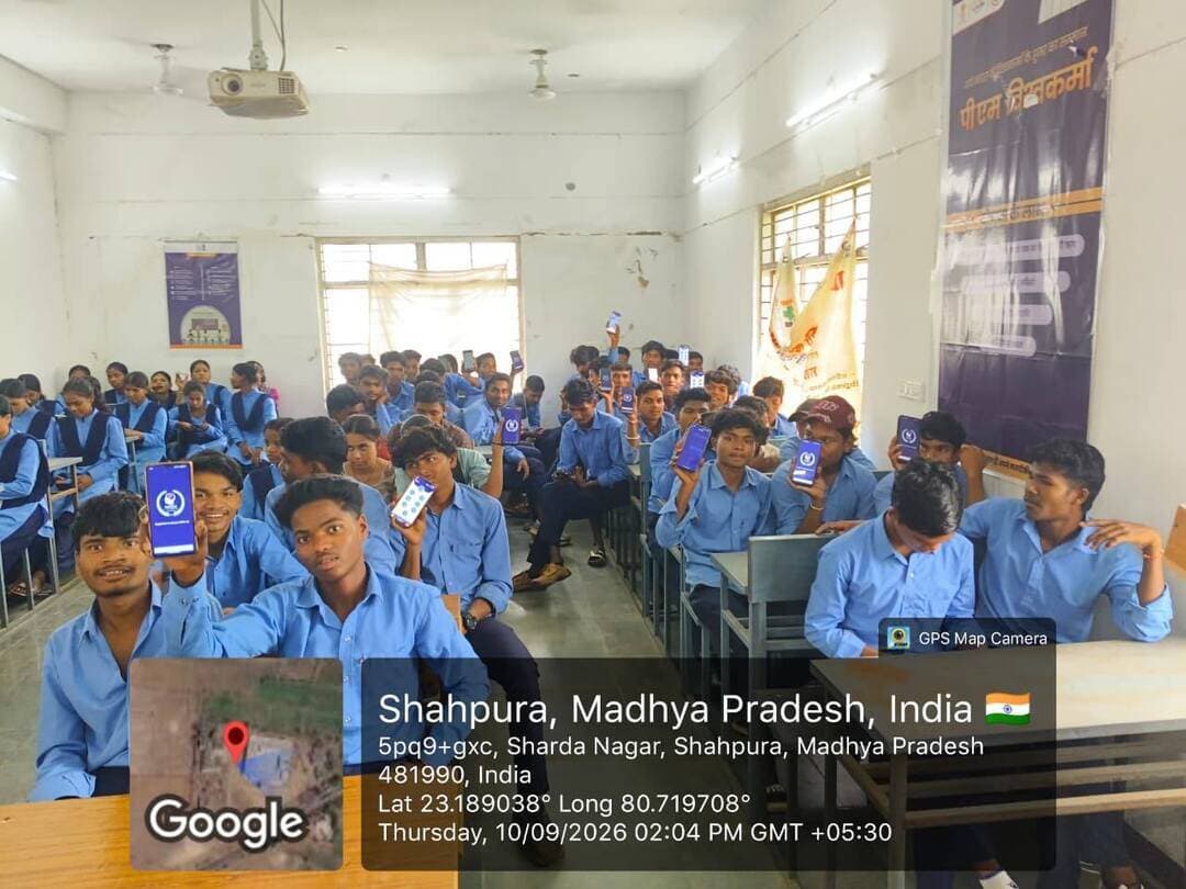 “ज़िंदगी अनमोल है” — आत्महत्या रोकथाम एवं मानसिक स्वास्थ्य को लेकर शाहपुरा में जागरूकता कार्यक्रम
शासकीय आईटीआई में युवाओं को तनाव प्रबंधन, संकट के संकेत पहचानने और समय पर सहायता लेने की दी गई जानकारी
विश्व आत्महत्या रोकथाम दिवस के अवसर पर सामुदायिक स्वास्थ्य केंद्र (CHC) शाहपुरा द्वारा शासकीय आईटीआई, शाहपुरा में मानसिक स्वास्थ्य एवं आत्महत्या रोकथाम जागरूकता कार्यक्रम आयोजित किया गया। कार्यक्रम राष्ट्रीय किशोर स्वास्थ्य कार्यक्रम (RKSK) के अंतर्गत AFHC गतिविधि के रूप में आयोजित हुआ। कार्यक्रम में परामर्शदाता एवं मास्टर ट्रेनर अब्दुल जाकिर खान ने प्रतिभागियों को महत्वपूर्ण जानकारी दी।
कार्यक्रम का मुख्य संदेश “ज़िंदगी अनमोल है” रहा। युवाओं को बताया गया कि मानसिक तनाव, भावनात्मक परेशानी या जीवन की कठिन परिस्थितियों से गुजर रहे व्यक्ति को अकेला नहीं छोड़ना चाहिए। ऐसे समय में परिवार, मित्र, स्वास्थ्यकर्मी अथवा मानसिक स्वास्थ्य विशेषज्ञ से समय पर सहायता लेना आवश्यक है।
कार्यक्रम में मानसिक संकट के संभावित संकेतों की पहचान और समय पर हस्तक्षेप के तरीकों पर चर्चा की गई। प्रतिभागियों को बताया गया कि व्यवहार में अचानक बदलाव, अत्यधिक तनाव, निराशा, सामाजिक दूरी अथवा स्वयं को नुकसान पहुंचाने से जुड़े संकेतों को नजरअंदाज नहीं करना चाहिए। संकट की स्थिति में व्यक्ति की बात संवेदनशीलता से सुनने और उसे उचित स्वास्थ्य सेवाओं से जोड़ने पर जोर दिया गया।
गेटकीपर ‘मित्रम्’ की भूमिका समझाई
कार्यक्रम में Gatekeeper (मित्रम्) Module के माध्यम से प्रतिभागियों को बताया गया कि समुदाय में ऐसे लोगों की भूमिका महत्वपूर्ण है, जो मानसिक संकट से गुजर रहे व्यक्ति की पहचान कर उसे समय पर सहायता उपलब्ध कराने में सहयोग कर सकें। उन्हें बिना भेदभाव के व्यक्ति की बात सुनने, भावनात्मक सहयोग देने और आवश्यकता पड़ने पर उचित स्वास्थ्य एवं आपातकालीन सेवाओं तक पहुंच सुनिश्चित करने की जानकारी दी गई।
तनाव प्रबंधन और रेफरल सेवाओं पर जोर
प्रतिभागियों को तनाव पहचानने और उसके सकारात्मक प्रबंधन के उपाय बताए गए। नियमित दिनचर्या, पर्याप्त नींद, शारीरिक गतिविधि, सकारात्मक सोच और परिवार एवं मित्रों से संवाद को उपयोगी बताया गया। आवश्यकता होने पर विशेषज्ञ से परामर्श लेने तथा AFHC एवं अन्य उपलब्ध स्वास्थ्य सेवाओं से जुड़ने की प्रक्रिया भी समझाई गई।
कार्यक्रम में मानसिक स्वास्थ्य सहायता के लिए Tele-MANAS हेल्पलाइन नंबर 14416 की जानकारी दी गई। साथ ही MANHIT App के माध्यम से मानसिक स्वास्थ्य स्क्रीनिंग, समस्याओं की प्रारंभिक पहचान और आवश्यकता के अनुसार आगे की सहायता एवं रेफरल के महत्व के बारे में बताया गया।
कार्यक्रम के माध्यम से प्रतिभागियों को यह संदेश दिया गया कि मानसिक स्वास्थ्य भी शारीरिक स्वास्थ्य जितना ही महत्वपूर्ण है और मानसिक परेशानी में सहायता मांगना कमजोरी नहीं, बल्कि समझदारी है। उपस्थित लोगों से स्वयं तथा अपने आसपास के लोगों के मानसिक स्वास्थ्य के प्रति संवेदनशील रहने और जरूरत पड़ने पर समय पर मदद लेने की अपील की गई।
मुख्य संदेश
“ज़िंदगी अनमोल है — बात करें, सुनें, साथ दें और समय पर मदद लें।”
#Dindori #MentalHealthAwareness #SuicidePrevention #TeleMANAS #MadhyaPradesh