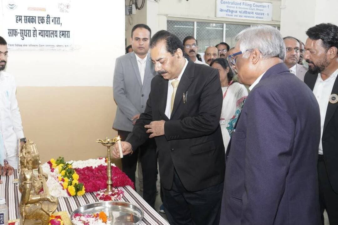 तृतीय नेशनल लोक अदालत का शुभारंभ :
62 खण्डपीठों के माध्यम से होगा 91 हजार से अधिक लंबित व प्री-लिटिगेशन प्रकरणों का सौहार्दपूर्ण निराकरण
मध्यप्रदेश राज्य विधिक सेवा प्राधिकरण, जबलपुर के दिशा-निर्देशों के अनुक्रम तथा प्रधान जिला न्यायाधीश एवं अध्यक्ष श्री मनोज कुमार श्रीवास्तव के कुशल मार्गदर्शन में आगामी
आज तृतीय नेशनल लोक अदालत का शुभारंभ हुआ।
जिला न्यायालय भोपाल एवं तहसील न्यायालय बैरसिया में वर्ष 2026 की तृतीय नेशनल लोक अदालत का आयोजन किया जा रहा है। पक्षकारों को सुलभ, त्वरित एवं सर्वसमावेशी न्याय उपलब्ध कराने के उद्देश्य से जिला न्यायालय भोपाल, तहसील न्यायालय बैरसिया, कुटुम्ब न्यायालय, श्रम न्यायालय तथा रेरा सहित संपूर्ण जिले में लगभग 62 समर्पित खण्डपीठों का गठन किया गया है।
CM Madhya Pradesh
Jansampark Madhya Pradesh
#Bhopal