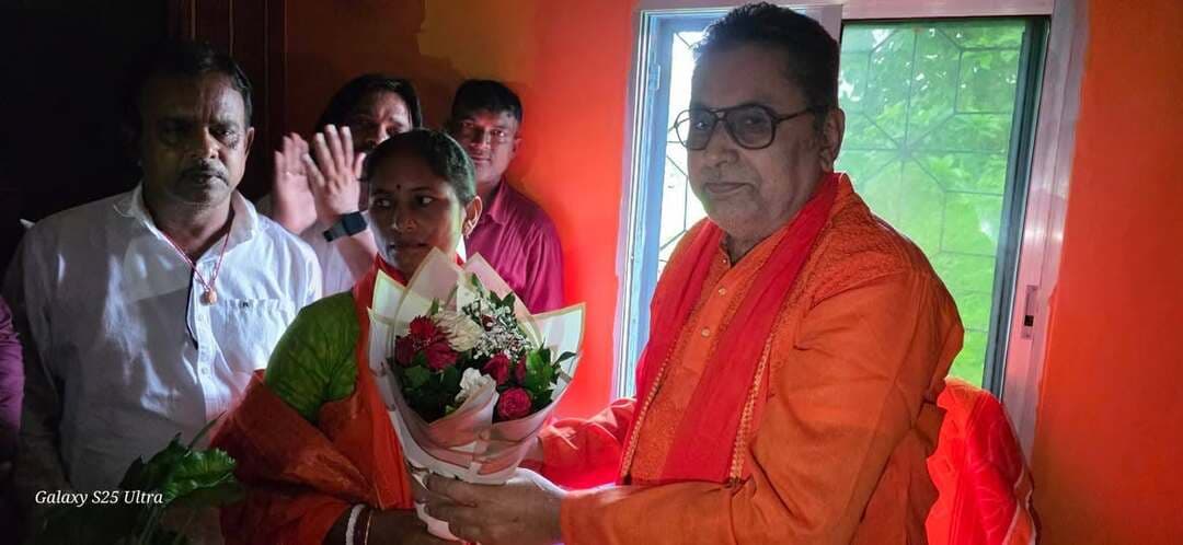 তৃণমূলকে সরিয়ে নুনি পঞ্চায়েতে বিজেপির দখল
নতুন প্রধান ঋতু বাউরি, উপপ্রধান সীমা মণ্ডল — বিজয় উৎসবে আবির খেলায় মাতলেন কর্মী-সমর্থকেরা
বাংলা বার্তা | বারাবনি | ১১ সেপ্টেম্বর
দীর্ঘদিনের রাজনৈতিক সমীকরণে বদল। বারাবনি বিধানসভা এলাকার নুনি গ্রাম পঞ্চায়েতে এবার ক্ষমতার পালাবদল ঘটল। তৃণমূলকে সরিয়ে পঞ্চায়েতের দায়িত্ব নিজেদের হাতে তুলে নিল ভারতীয় জনতা পার্টি (বিজেপি)। শুক্রবার পঞ্চায়েত সদস্যদের উপস্থিতিতে অনুষ্ঠিত বিশেষ বৈঠকে নতুন প্রধান ও উপপ্রধান নির্বাচনের মধ্য দিয়ে আনুষ্ঠানিকভাবে বিজেপির দখল প্রতিষ্ঠিত হয়।
বিশেষ বৈঠকে ঋতু বাউরিকে প্রধান এবং সীমা মণ্ডলকে উপপ্রধান হিসেবে নির্বাচিত করা হয়। নতুন নেতৃত্ব নির্বাচনের খবর ছড়িয়ে পড়তেই পঞ্চায়েত এলাকায় বিজেপি কর্মী-সমর্থকদের মধ্যে উৎসাহ দেখা যায়। পঞ্চায়েত চত্বরে আবির খেলায় মেতে ওঠেন তাঁরা। চলে উচ্ছ্বাস ও বিজয় উদযাপন।
দুর্নীতির অভিযোগ বিজেপি নেতৃত্বের
পঞ্চায়েতের ক্ষমতা পরিবর্তনের পরেই প্রাক্তন শাসকদলের বিরুদ্ধে একাধিক অভিযোগ সামনে আনেন বিজেপি নেতৃত্ব। বারাবনির বিধায়ক অরিজিৎ রায়ের বাবা অমল রায়ের অভিযোগ, দীর্ঘ ১৫ বছর তৃণমূলের পরিচালনায় নুনি পঞ্চায়েতে প্রত্যাশিত উন্নয়ন হয়নি। তাঁর দাবি, উন্নয়নের পরিবর্তে দুর্নীতি ও কাটমানির অভিযোগই বারবার সামনে এসেছে।
অমল রায়ের আরও দাবি, রাজ্যে বিজেপির সরকার প্রতিষ্ঠার পর নুনি পঞ্চায়েতে এই প্রথম বিজেপির প্রধান নির্বাচিত হলেন। তাঁর বক্তব্য, নতুন নেতৃত্বের হাত ধরে এবার এলাকার উন্নয়নমূলক কাজ গতি পাবে।
আবাস যোজনা ও রাস্তা-নিকাশিতে জোর
বিজেপির জেলা কমিটির নেতা উজ্জ্বল ধীবর বলেন, নুনি এলাকার মানুষের কাছে শুক্রবারের দিনটি অত্যন্ত গুরুত্বপূর্ণ। তাঁর দাবি, এতদিন বিভিন্ন কারণে যেসব যোগ্য পরিবার সরকারি আবাসন প্রকল্পের সুবিধা থেকে বঞ্চিত হয়েছেন, তাঁদের বিষয়টি গুরুত্ব দিয়ে দেখা হবে।
পাশাপাশি এলাকার ভাঙাচোরা রাস্তা সংস্কার এবং নিকাশি সমস্যার দ্রুত সমাধান করার কথাও জানান তিনি।