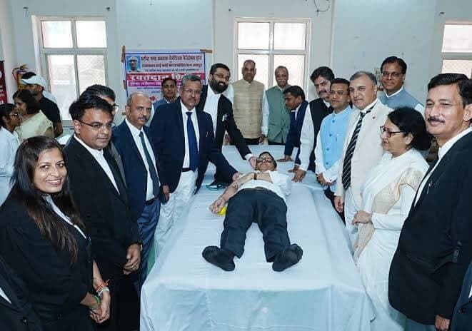 राजस्थान हाईकोर्ट में चला सेवा का ‘लाल अभियान’, 75 यूनिट रक्तदान
सतीश चंद्र अग्रवाल की 29वीं पुण्यतिथि पर अधिवक्ताओं ने दिखाया सेवाभाव, महिला वकीलों की भी दमदार भागीदारी
जयपुर (जम) राजस्थान हाईकोर्ट परिसर में शनिवार को अदालत की गंभीरता के बीच सेवा और संवेदना का अनूठा नजारा देखने को मिला। वरिष्ठ अधिवक्ता एवं पूर्व केंद्रीय मंत्री, सांसद व विधायक रहे स्वर्गीय सतीश चंद्र अग्रवाल की 29वीं पुण्यतिथि पर सतीश चंद्र अग्रवाल सभागार में रक्तदान शिविर आयोजित किया गया।
सतीश चंद्र अग्रवाल मेमोरियल चैरिटेबल ट्रस्ट के सहयोग से हुए शिविर में अधिवक्ताओं, न्यायिक क्षेत्र से जुड़े लोगों और गणमान्य नागरिकों ने उत्साह से रक्तदान किया। महिला अधिवक्ताओं की उल्लेखनीय भागीदारी ने भी शिविर को खास बना दिया। कुल 75 यूनिट रक्त एकत्र हुआ।
शिविर संयोजक अधिवक्ता शशांक अग्रवाल ने बताया कि एकत्रित रक्त जरूरत पड़ने पर अधिवक्ताओं को उपलब्ध कराया जाएगा। इस अवसर पर हाईकोर्ट के कई न्यायाधीशों सहित गणमान्य लोग मौजूद रहे। ट्रस्ट की ओर से रक्तदाताओं का सम्मान भी किया गया।
आयोजकों ने कहा कि स्वर्गीय सतीश चंद्र अग्रवाल की स्मृति को समाजसेवा से जोड़ते हुए ऐसे सेवा कार्य लगातार किए जा रहे हैं।