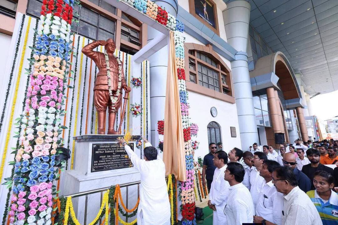 এনএসআরসিসিতে স্বামী বিবেকানন্দ ও নেতাজির মূর্তি উন্মোচন, অনুষ্ঠিত মেগা রক্তদান শিবির
আগরতলার এনএসআরসিসিতে স্বামী বিবেকানন্দ ও নেতাজি সুভাষচন্দ্র বসুর মূর্তি উন্মোচন এবং মেগা রক্তদান শিবিরের অনুষ্ঠানে উপস্থিত ছিলেন মুখ্যমন্ত্রী ড. মানিক সাহা।
নিজের ফেসবুক পোস্টে মুখ্যমন্ত্রী জানান, দুই মহান মনীষীর মূর্তি উন্মোচনের অনুষ্ঠানে উপস্থিত থাকতে পেরে তিনি গর্বিত। তাঁর মতে, স্বামী বিবেকানন্দ ও নেতাজির আদর্শ নতুন প্রজন্মকে দেশপ্রেম, মানবসেবা এবং জাতির প্রতি নিষ্ঠার পথে অনুপ্রাণিত করবে।
এদিন মেগা রক্তদান শিবিরে স্বেচ্ছায় রক্তদানকারীদের উৎসাহিত করেন মুখ্যমন্ত্রী। তাঁদের নিঃস্বার্থ রক্তদানকে মানবিক চেতনা ও সমাজের প্রতি দায়বদ্ধতার সুন্দর প্রতিফলন বলেও উল্লেখ করেন তিনি।
#মানিকসাহা #স্বামীবিবেকানন্দ #নেতাজিসুভাষচন্দ্রবসু #এনএসআরসিসি #রক্তদানশিবির #মেগারক্তদানশিবির #আগরতলা #ত্রিপুরা #TripuraNews #Agartala #BloodDonation #SwamiVivekananda #NetajiSubhasChandraBose