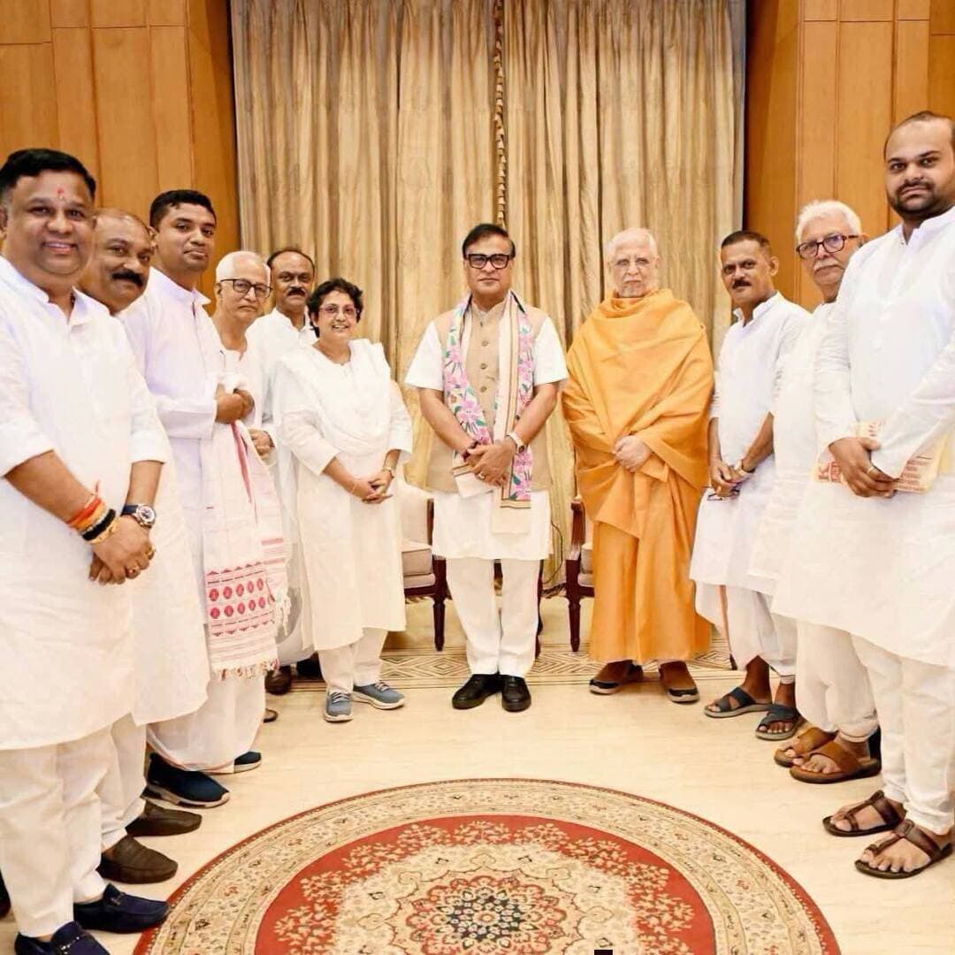 অসমের বন্যার্তদের পাশে অযাচক আশ্রম, মুখ্যমন্ত্রীর ত্রাণ তহবিলে ২১ লক্ষ টাকা
অসমের সাম্প্রতিক ভয়াবহ বন্যায় ক্ষতিগ্রস্ত মানুষের পুনর্বাসনে সহায়তার হাত বাড়িয়ে দিল অযাচক আশ্রম। নিখিল বিশ্ব অখণ্ড সংঘপ্রধান পরমপূজনীয় শ্রীশ্রীদাদামণির নেতৃত্বে আশ্রমের একটি প্রতিনিধি দল ১০ সেপ্টেম্বর মুখ্যমন্ত্রী ড. হিমন্ত বিশ্ব শর্মার সঙ্গে সাক্ষাৎ করে মুখ্যমন্ত্রীর ত্রাণ তহবিলে ২১ লক্ষ টাকার একটি চেক প্রদান করে।
বন্যায় ক্ষতিগ্রস্ত মানুষের পাশে দাঁড়ানোর এই উদ্যোগের জন্য মুখ্যমন্ত্রী আশ্রমের প্রতিনিধিদের ধন্যবাদ জানান। তিনি বলেন, অযাচক নীতিতে পথ চলা সত্ত্বেও আশ্রমের পক্ষ থেকে ২১ লক্ষ টাকার এই আর্থিক সহায়তা অত্যন্ত তাৎপর্যপূর্ণ এবং বিপুল অবদানের সমতুল্য।
এই অনুদানের মাধ্যমে বন্যায় ক্ষতিগ্রস্ত মানুষের পুনর্বাসন ও সহায়তার কাজে গুরুত্বপূর্ণ ভূমিকা রাখবে অযাচক আশ্রম।
#অসম_বন্যা #অযাচক_আশ্রম #হিমন্ত_বিশ্ব_শর্মা #মুখ্যমন্ত্রী_ত্রাণ_তহবিল #বন্যার্তদের_সহায়তা #অসম_বন্যা_২০২৬ #ত্রাণ_সহায়তা #পুনর্বাসন #Guwahati #AssamFloods #AssamNews