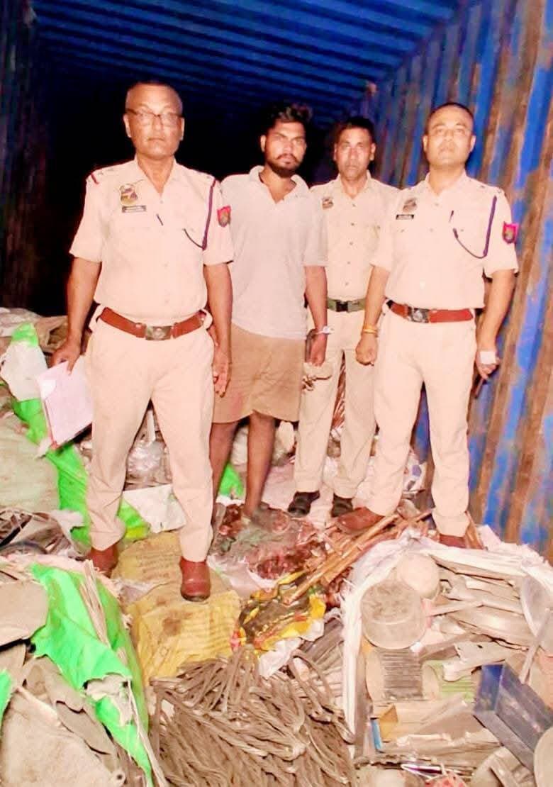 চোরাই মালামাল উদ্ধারে দরাং পুলিশের বড় সাফল্য!
গোপন তথ্যের ভিত্তিতে মঙ্গলদৈ থানার কাছে একটি কন্টেইনার ট্রাকে অভিযান চালিয়ে প্রায় ১,৫০০ কেজি সন্দেহভাজন চোরাই সামগ্রী উদ্ধার করল দরাং পুলিশ।
উদ্ধার সামগ্রীর মধ্যে রয়েছে তামা ও অ্যালুমিনিয়ামের তার, ১০৯টি গাড়ির ব্যাটারি, বাসনপত্র, গাড়ির যন্ত্রাংশ ও কেবল তার। ঘটনায় একজনকে আটক করা হয়েছে।চোরাই সামগ্রীর উৎস, গন্তব্য এবং চুরি–পরিবহন–নিষ্পত্তি চক্রের সঙ্গে জড়িত অন্যান্য ব্যক্তিদের শনাক্ত করতে তদন্ত চালাচ্ছে পুলিশ।
#DarrangPolice #AssamPolice #Mangaldai #StolenProperty #TheftNetwork #PoliceAction #AssamNews #CrimeNews