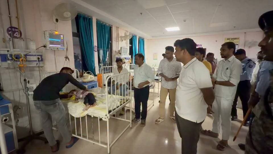 सासाराम सदर अस्पताल का आधी रात में डीएम दीपक कुमार मिश्रा ने औचक निरीक्षण कर स्वास्थ्य सुविधाओं का जायजा लिया। इस दौरान उन्होंने मरीजों व उनके परिजनों से बातचीत कर अस्पताल में मिल रही सुविधाओं और समस्याओं का फीडबैक लिया। डीएम ने अस्पताल प्रबंधक पर नाराजगी जताते हुए डॉक्टरों का ड्यूटी रोस्टर स्पष्ट रूप से प्रदर्शित करने को कहा। उन्होंने मरीजों को समय पर इलाज, जांच व दवा उपलब्ध कराने एवं साफ-सफाई को लेकर निर्देश दिए।
#rohtasdistrict #sasaram