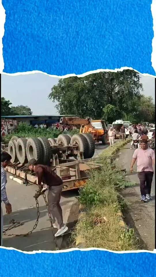 बांसवाड़ा के दाहोद मार्ग पर शनिवार सुबह लोहे के बड़े एंगल्स और पाइपों से भरा एक तेज रफ्तार ट्रेलर अनियंत्रित होकर पलट गया। यह दर्दनाक हादसा मकोड़िया पुल के पास हुआ, जहां कोचिंग जा रहे दो मोटरसाइकिल सवार युवक ट्रेलर की चपेट में आ गए। हादसे में टामटिया आड़ा निवासी यशपाल डिंडोर की ट्रेलर के नीचे दबने से मौके पर ही दर्दनाक मौत हो गई, जबकि उसका साथी विजय कटारा घायल हो गया। ट्रेलर चालक प्रवीण (निवासी सिसोद, डूंगरपुर) ने बताया कि वाहन में भारी माल लोड था और अचानक एक तरफ की चेन टूटने से गाड़ी असंतुलित होकर पलट गई। घटना की सूचना मिलते ही सदर थाना पुलिस मौके पर पहुंची और क्रेन की मदद से दुर्घटनाग्रस्त ट्रेलर को हटवाकर शव को बाहर निकाला तथा महात्मा गांधी (एमजी) अस्पताल भिजवाया। पुलिस ने मार्ग पर यातायात सुचारू कराकर मामले की जांच शुरू कर दी है।
#BanswaraNews #DahodRoadAccident #RoadAccident #AccidentNews