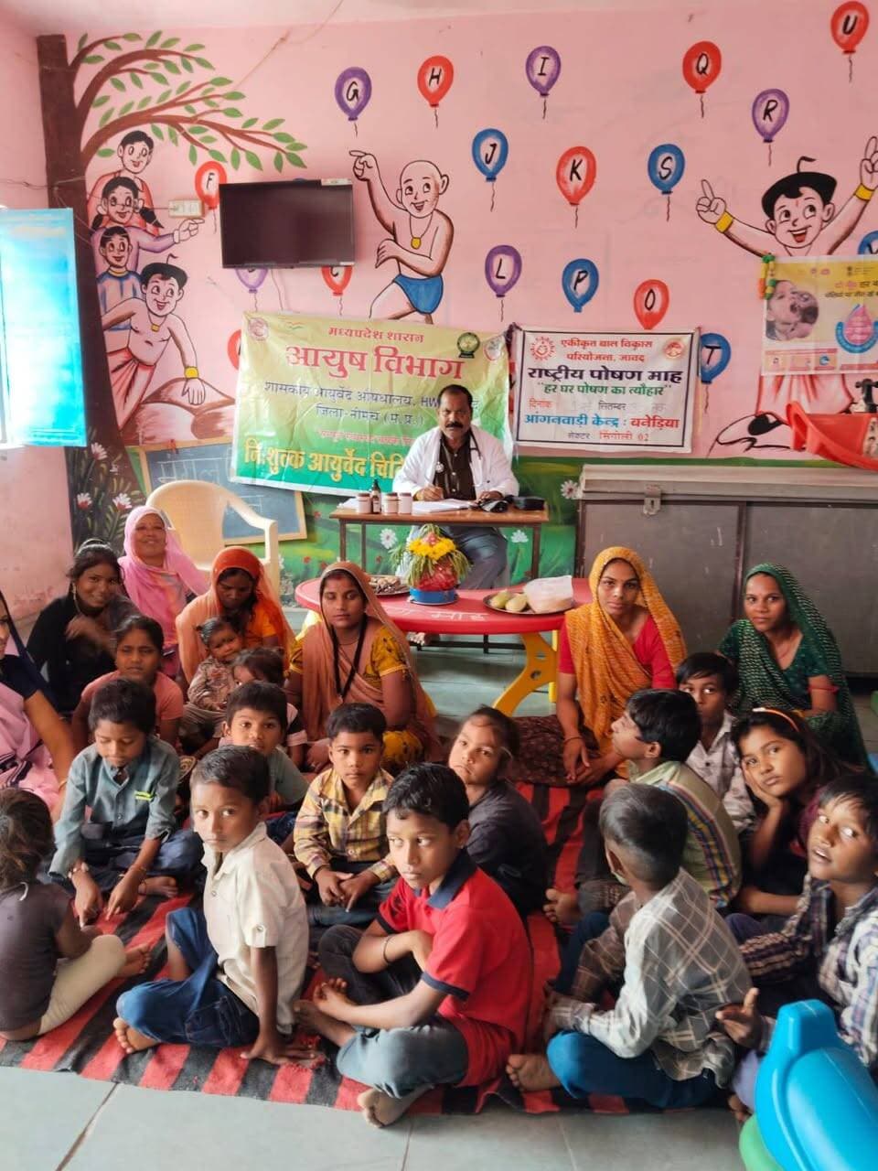 नवम राष्ट्रीय पोषण माह के तहत जिले में आयुर्वेद चिकित्सा एवं पोषण जागरूकता शिविर आयोजित
बच्चों, किशोरियों, गर्भवती एवं धात्री माताओं को संतुलित एवं प्रोटीनयुक्त आहार के महत्व की दी जानकारी
नीमच, 12 सितम्बर 2026। नवम राष्ट्रीय पोषण माह के अंतर्गत आयुष विभाग द्वारा जिले के विभिन्न ग्रामों एवं आंगनवाड़ी केंद्रों पर निःशुल्क आयुर्वेद चिकित्सा एवं पोषण जागरूकता शिविर आयोजित किए गए। शिविरों में बच्चों, किशोरी बालिकाओं, गर्भवती महिलाओं एवं धात्री माताओं का स्वास्थ्य परीक्षण कर आवश्यकतानुसार चिकित्सकीय परामर्श एवं निःशुल्क आयुर्वेदिक औषधियां वितरित की गईं।
ग्राम अरनिया कुमार में शासकीय आयुर्वेद औषधालय बगाना द्वारा आयोजित शिविर में आंगनवाड़ी एवं प्राथमिक विद्यालय के बच्चों का स्वास्थ्य परीक्षण एवं उपचार किया गया। बच्चों को आहार, पोषण, दिनचर्या, ऋतुचर्या, योग तथा मौसमी बीमारियों से बचाव की जानकारी दी गई। शिविर में 47 हितग्राही लाभान्वित हुए।
इसी क्रम में मनासा स्थित आंगनवाड़ी केंद्र क्रमांक-1 में शासकीय आयुर्वेदिक औषधालय मनासा द्वारा आयोजित शिविर में किशोरी बालिकाओं, गर्भवती महिलाओं एवं स्तनपान कराने वाली माताओं को आहार विविधता एवं प्रोटीनयुक्त आहार के महत्व की जानकारी दी गई। विभिन्न रोगों से संबंधित मरीजों का स्वास्थ्य परीक्षण कर चिकित्सकीय परामर्श एवं आवश्यकतानुसार निःशुल्क आयुर्वेदिक औषधियों का वितरण किया गया। यहां 35 हितग्राहियों ने स्वास्थ्य लाभ लिया।
उचेड के आंगनवाड़ी केंद्र क्रमांक-2 में शासकीय आयुर्वेदिक औषधालय पिपल्या रावजी द्वारा पोषण जागरूकता कार्यक्रम आयोजित कर 28 हितग्राहियों को संतुलित एवं विविध आहार तथा प्रोटीनयुक्त खाद्य पदार्थों के महत्व की जानकारी दी गई। स्थानीय स्तर पर उपलब्ध दाल, चना, मूंग, सोयाबीन, दूध-दही एवं मूंगफली सहित पौष्टिक खाद्य पदार्थों को दैनिक आहार में शामिल करने के लिए प्रेरित किया गया।
वहीं आयुष्मान आरोग्य मंदिर थडोद द्वारा आंगनवाड़ी केंद्र बनेडिया में आयोजित शिविर में गर्भवती महिलाओं, धात्री माताओं एवं बच्चों का स्वास्थ्य परीक्षण किया गया। मोटे अनाज जैसे ज्वार, बाजरा, चना, रागी, कोदो एवं सांवा को आहार में शामिल करने के लिए प्रेरित किया गया। साथ ही मलेरिया एवं डेंगू से बचाव, स्वच्छता तथा योग के माध्यम से स्वस्थ जीवनशैली के संबंध में जागरूक किया गया। शिविर में 40 हितग्राही लाभान्वित हुए।
इन शिविरों के माध्यम से आयुर्वेद चिकित्सकों एवं विभागीय अमले ने पोषण, संतुलित आहार, स्वास्थ्य, स्वच्छता, योग और मौसमी बीमारियों से बचाव के प्रति समुदाय को जागरूक किया। कार्यक्रमों में आयुष विभाग, महिला एवं बाल विकास विभाग, आंगनवाड़ी कार्यकर्ताओं, सहायिकाओं, शिक्षकों एवं स्थानीय जनप्रतिनिधियों ने आवश्यक सहयोग प्रदान किया।
CM Madhya Pradesh
Department Of Women Child Development, Madhya Pradesh
Department of Ayush, Madhya Pradesh
#Neemuch
#नीमच