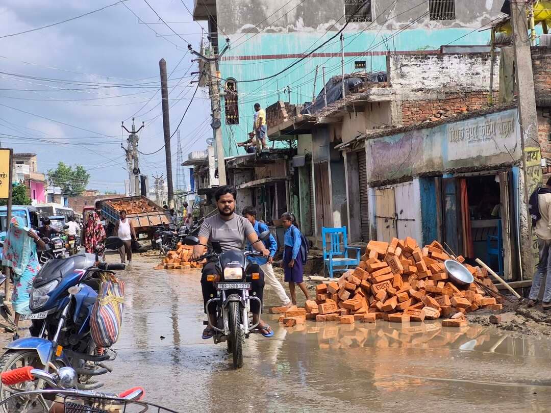 बेनीपट्टी मुख्यालय के लोहिया चौक पर हल्की बारिश में भी लगने वाली जलजमाव से जल्द मुक्ति मिलने की उम्मीद है। हाल में ही लोहिया चौक से ब्लॉक ऑफिस तक जाने वाली सड़क में हुई अतिक्रमण पर कार्रवाई के बाद, उक्त रोड में नाला निर्माण कार्य तेजी से शुरू हुआ है।
जानकारी के लिए बता दें कि यह बेनीपट्टी बाजार से गुजरने वाले मुख्य सड़क स्टेट हाइवे नहीं है, स्टेट हाइवे के किनारे बाज़ार में नाला निर्माण बड़ी समस्या रही है। निर्माण की पहल को लेकर प्रकिया हुई है, लेकिन संभवतः प्रस्तावित बेनीपट्टी से सीतामढ़ी तक सड़क चौड़ीकरण की प्रतीक्षा में नाला निर्माण भी रुका हुआ है। उम्मीद है कि स्टेट हाइवे की उक्त सड़क पर भी सड़क चौड़ीकरण के साथ नाला निर्माण कार्य पूरा होगा।
फिलहाल लोहिया चौक से ब्लॉक ऑफिस जाने वाली सड़क की शुरूआती हिस्सों में नाला निर्माण से तत्काल लोहिया चौक जो कि बेनीपट्टी का अस्थायी बस पड़ाव है, वहां होने वाली जलजमाव से मुक्ति मिलने की उम्मीद है।