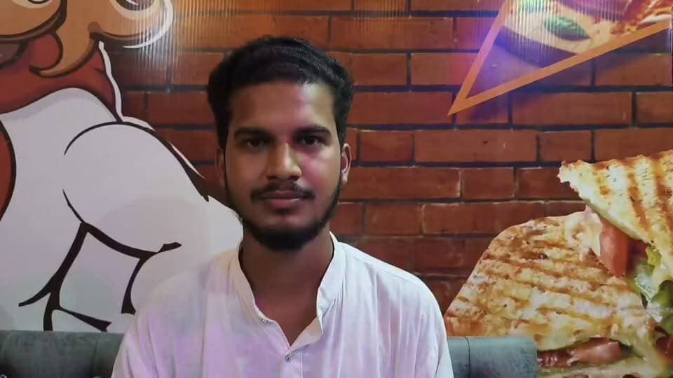 खटीमा में कांग्रेस कार्यालय उस वक्त कांग्रेस कार्यकर्ताओं के जोश से गूंज उठा, जब उत्तराखंड कांग्रेस अल्पसंख्यक विभाग के प्रदेश सचिव बनाए गए रेहान अंसारी का कार्यकर्ताओं ने भव्य स्वागत और अभिनंदन किया।इस दौरान कांग्रेस नेताओं और कार्यकर्ताओं ने उन्हें नई जिम्मेदारी के लिए बधाई दी। रेहान अंसारी ने पार्टी नेतृत्व का आभार जताते हुए संगठन को मजबूत करने और कांग्रेस की विचारधारा को जन-जन तक पहुंचाने का भरोसा दिलाया।वहीं 2027 के विधानसभा चुनाव को लेकर रेहान अंसारी ने बड़ा दावा करते हुए कहा कि कांग्रेस पूरी मजबूती के साथ चुनाव मैदान में उतरेगी और भुवन कापड़ी व गोपाल राणा का किला फतह करेगी बहीं।स्वागत समारोह में कांग्रेस के वरिष्ठ पदाधिकारियों, युवा ब्लॉक अध्यक्ष खटीमा विनोद चंद, ब्लॉक अध्यक्ष बंडिया - मझोला सतपाल राणा, राजकिशोर सक्सेना, नासिर खान, गूफरान रजा, बीना राणा, पूर्व छात्र संघ अध्यक्ष पंकज टम्टा, पूर्व छात्र संघ अध्यक्ष दीपक चंद, पूर्व छात्र संघ अध्यक्ष अरविंद कुमार, जरीफ, तरनवीर सिंह, तारिक खान, प्रदीप सिंह, आसिफ अंसारी, करमजीत (सोनी), अनिरुद्ध, सुभाष कुशवाह, विक्रम, सोहिल अंसारी, अरविंदर सिंह, तेज्जी, अनमोल कार्यकर्ताओं की मौजूदगी रही।