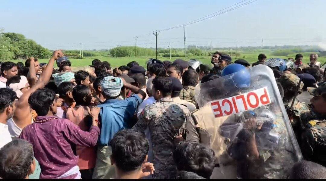 सीतामढ़ी: डुमरा थाना क्षेत्र में शनिवार सुबह अपराधियों ने जिला परिषद क्षेत्र संख्या-13 की सदस्य के पति और जिला परिषद प्रतिनिधि बैद्यनाथ महतो की गोली मारकर हत्या कर दी। बैद्यनाथ महतो शनिवार की सुबह मॉर्निंग वॉक के लिए घर से निकले थे। इसी दौरान श्मशान घाट के पास घात लगाए बदमाशों ने उन्हें गोली मार दी।