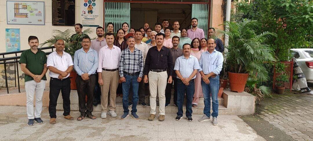 राजकीय महाविद्यालय पांवटा साहिब के सर्वसम्मति से श्यामलाल पुंडीर बने पीटीए प्रधान
देशआदेश
राजकीय महाविद्यालय पांवटा साहिब में आज अभिभावक-शिक्षक संघ की आम सभा का आयोजन किया गया। इससे पूर्व पिछले माह दूसरे शनिवार को भी आम सभा बुलाई गई थी, लेकिन आवश्यक कोरम पूरा न होने के कारण सभा को आगामी बैठक तक स्थगित कर दिया गया था। इस बार पर्याप्त संख्या में सदस्यों ने भाग लिया, जिसके बाद सभा की कार्यवाही पूर्ण की गई।
महाविद्यालय के प्राचार्य डॉ. जगदीश चौहान ने पिछली कार्यकारिणी को भंग करते हुए नई कार्यकारिणी के गठन की प्रक्रिया शुरू करने के निर्देश दिए। इसके बाद सदस्यों ने सर्वसम्मति से नई कार्यकारिणी का गठन किया।
सर्वसम्मति से गठित नई कार्यकारिणी में श्यामलाल पुंडीर को अध्यक्ष, महेंद्र कपूर को उपाध्यक्ष, डॉ. सुशील तोमर को सचिव तथा प्रवेश कुमार संयुक्त सचिव , कोषाध्यक्ष रूप सिंह चौहान को चुना गया।
इसके अलावा मोहन तोमर, नियति ठाकुर, प्रो. विमी रानी, प्रो. अमिता जोशी और प्रो. कमलेश शर्मा को सदस्य बनाया गया।
नवनिर्वाचित अध्यक्ष श्यामलाल पुंडीर ने अपने वक्तव्य में महाविद्यालय के प्राचार्य, समस्त स्टाफ सदस्यों और सदस्यों का आभार व्यक्त किया। उन्होंने कहा कि भविष्य में पीटीए महाविद्यालय प्रशासन के साथ मिलकर महाविद्यालय के विकास, कल्याण और विद्यार्थियों के हित में कार्य करेगी।
इस मौके पर श्यामलाल पुंडीर ने कहा कि कॉलेज में प्रोफेशनल कोर्स करने वाले छात्रों के लिए प्लेसमेंट की व्यवस्था बहुत जरूरी है। इसके लिए सरकार से बात करेंगे
कार्यक्रम का संचालन पूर्व सचिव डॉ. डी.एस. तोमर ने किया। आम सभा के बाद प्राचार्य कार्यालय में पीटीए की पहली बैठक आयोजित की गई, जिसमें महाविद्यालय से जुड़े विभिन्न महत्वपूर्ण विषयों पर विस्तार से चर्चा की गई। बैठक में महाविद्यालय के विकास एवं विद्यार्थियों के हित से जुड़े मुद्दों पर मिलकर कार्य करने पर जोर दिया गया।