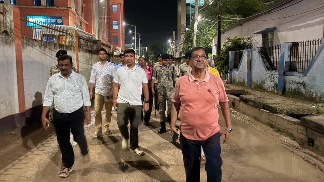 सदर अस्पताल का डीएम ने किया औचक निरीक्षण, मरीजों से सीधे ली स्वास्थ्य सुविधाओं की जानकारी
सासाराम। जिला पदाधिकारी, रोहतास श्री दीपक कुमार मिश्रा ने सदर अस्पताल, सासाराम का औचक निरीक्षण कर मरीजों को उपलब्ध कराई जा रही स्वास्थ्य सुविधाओं एवं चिकित्सकीय सेवाओं का जायजा लिया। इस दौरान उन्होंने मॉडल अस्पताल, इमरजेंसी कक्ष, मातृ-शिशु वार्ड समेत विभिन्न विभागों का बारीकी से निरीक्षण किया और चिकित्सकों व स्वास्थ्य कर्मियों की उपस्थिति की जानकारी ली।
डीएम ने अस्पताल में तीनों शिफ्ट के अनुसार चिकित्सकों का ड्यूटी रोस्टर स्पष्ट रूप से प्रदर्शित करने का निर्देश दिया। उन्होंने कहा कि अवकाश पर रहने वाले चिकित्सक के स्थान पर ड्यूटी करने वाले चिकित्सक का नाम भी रोस्टर में दर्ज किया जाए। साथ ही सभी आवश्यक दवाओं की पर्याप्त उपलब्धता और उनके उचित रख-रखाव को सुनिश्चित करने का निर्देश दिया।
निरीक्षण के दौरान डीएम ने मरीजों से सीधे बातचीत कर उनकी समस्याएं सुनीं और अस्पताल में मिल रही सुविधाओं की जानकारी ली। उन्होंने अस्पताल प्रबंधन को इलाज, जांच और दवा वितरण समेत सभी आवश्यक स्वास्थ्य सेवाएं समय पर उपलब्ध कराने तथा मरीजों के साथ संवेदनशील एवं मानवीय व्यवहार सुनिश्चित करने का निर्देश दिया।
अस्पताल की साफ-सफाई को लेकर डीपीएम, जीविका को आवश्यक निर्देश दिए गए। वहीं, अस्पताल परिसर में ड्रेनेज सिस्टम को बेहतर बनाने के लिए भी दिशा-निर्देश दिया गया।
मौके पर विशेष कार्य पदाधिकारी विनय प्रताप, सिविल सर्जन डॉ. मणिराज रंजन, सदर अस्पताल उपाधीक्षक डॉ. पुष्कर कुमार समेत अन्य अधिकारी व कर्मी मौजूद रहे।