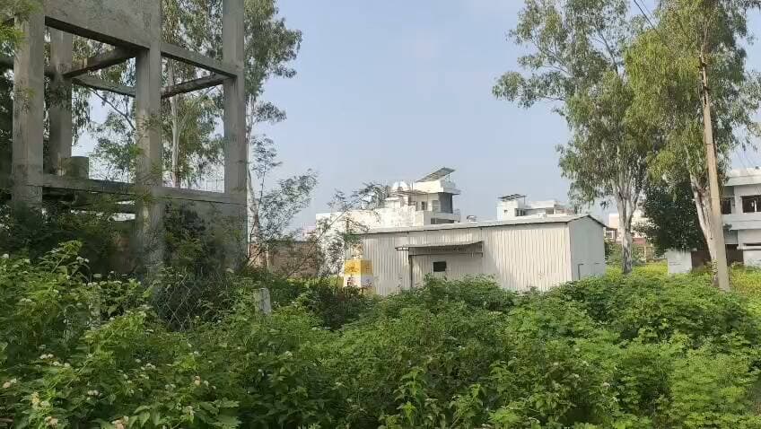 मंदसौर की राजहंस कॉलोनी में इस्कॉन की आड़ में कथित अतिक्रमण को लेकर विवाद लगातार गहराता जा रहा है। स्थानीय रहवासियों का आरोप है कि विवादित शेड को लेकर मामला कलेक्टर और एसपी कार्यालय तक पहुंच चुका है, वहीं स्थानीय रहवासी, कॉलोनी मालिक, ब्राह्मण समाज और सर्व समाज की ओर से भी ज्ञापन देकर कार्रवाई की मांग की जा चुकी है। इसके बावजूद विवादित शेड आज भी उसी स्थान पर खड़ा है। कार्रवाई नहीं होने से स्थानीय लोगों में आक्रोश बढ़ता जा रहा है।
रहवासियों का कहना है कि जब मामला प्रशासन के संज्ञान में पहुंच चुका है और विभिन्न स्तरों पर शिकायत एवं ज्ञापन दिए जा चुके हैं, तो फिर विवादित निर्माण को लेकर कार्रवाई क्यों नहीं हुई—यह बड़ा सवाल है। अब स्थानीय लोगों की नजर प्रशासन की अगली कार्रवाई पर है। देखना होगा कि प्रशासन इस मामले में मौके की जांच कर नियमानुसार कार्रवाई करता है या विवादित शेड इसी तरह खड़ा रहता है।