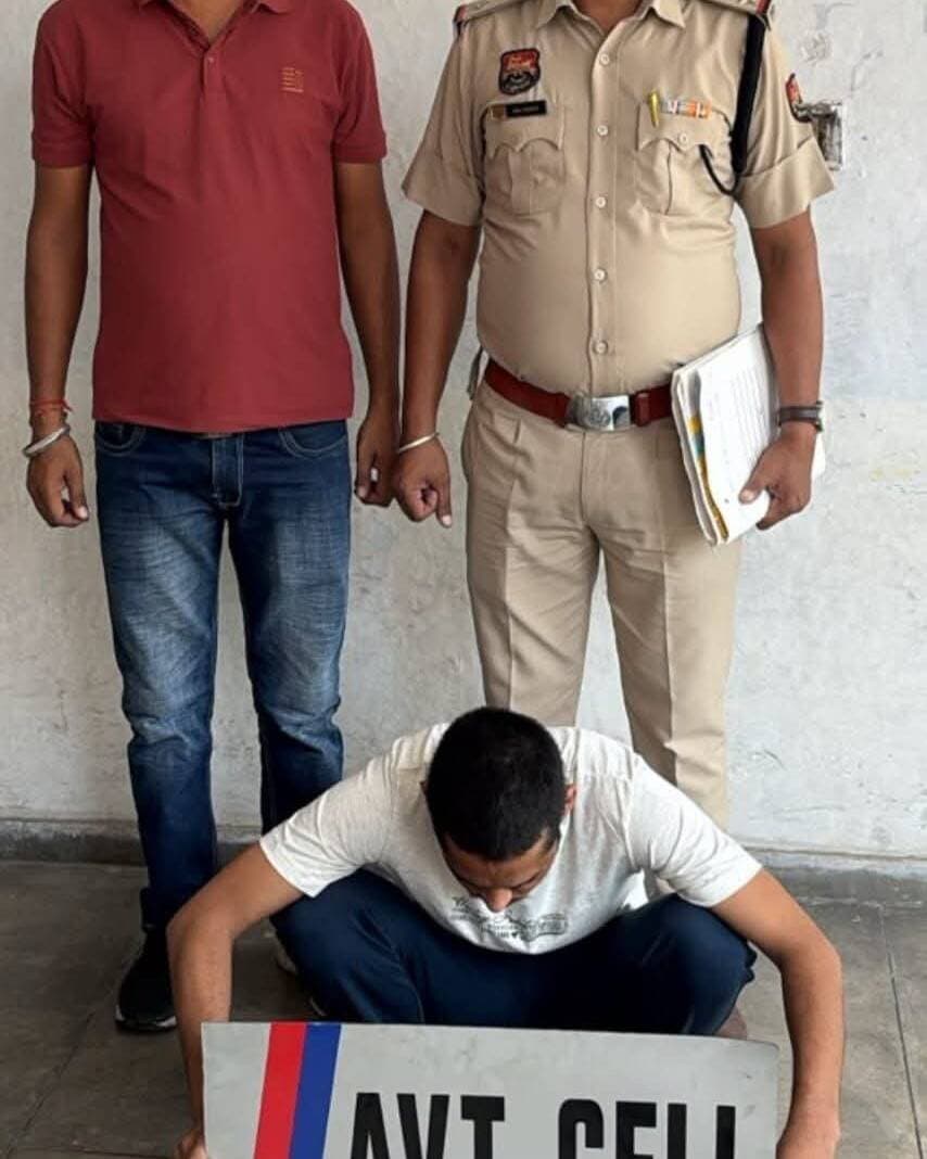 एंटी व्हीकल थेफ्ट सेल की टीम ने ट्रक (टिपर) चोरी करने के मामले में एक आरोपी को लिया प्रोडक्शन वारंट पर।
पुलिस प्रवक्ता ने जानकारी देते हुए बताया कि पुलिस अधीक्षक कमल दीप गोयल ने जिला पुलिस को अपराध व अपराधियों पर नकेल कसने के सख्त निर्देश दिए हुए हैं। इन्हीं निर्देशों के तहत कार्यवाही करते हुए एंटी व्हीकल थेफ्ट सेल की टीम ने ट्रक (टिपर) चोरी करने के मामले में एक आरोपी को माननीय अदालत से प्रोडक्शन वारंट पर लेकर पुलिस रिमांड पर लिया गया। पुलिस मामले की गहनता से जांच कर रही है।
इंचार्ज राजेश कुमार ने जानकारी देते हुए बताया कि दिनांक 15 अगस्त को गांव उज्जल माजरी जिला अंबाला निवासी राजेश कुमार ने शिकायत दर्ज करवाई कि गांव निजामपुर के एक स्क्रीनिंग प्लांट पर उसका ट्रक (टिपर) खड़ा था। जिसको कोई नाम पता ना मालूम चोर चोरी करके ले गए हैं। इस शिकायत पर संबंधित थाना में मुकदमा दर्ज किया गया। दिनांक 20 अगस्त को टीम ने चोरी का ट्रक सोनीपत से बरामद किया गया। आरोपियों को गिरफ्तार करने के लिए एक टीम का गठन किया गया। तफ्तीश के दौरान टीम को सुचना प्राप्त हुई कि आरोपी खालिद निवासी गांव अड़बर जिला नूह जो एक मुकदमे में जिला जेल सोनीपत मे बंद है। जिसने 15 अगस्त की रात्रि को इस वारदात को करना कबूल किया था। आरोपी को माननीय अदालत से प्रोडक्शन वारंट पर लेकर पुलिस रिमांड पर लिया गया है। रिमांड के दौरान आरोपी इस वारदात में शामिल अन्य आरोपियों बारे पूछताश की गई तथा निशांनदेही करवाई गई। आरोपी को कोर्ट में पेश कर न्यायिक हिरासत में भेज दिया। इंचार्ज ने बताया कि इस मुकदमे में शामिल एक अन्य आरोपी की तलाश जारी है उसे भी जल्द ही गिरफ्तार कर लिया जाएगा।