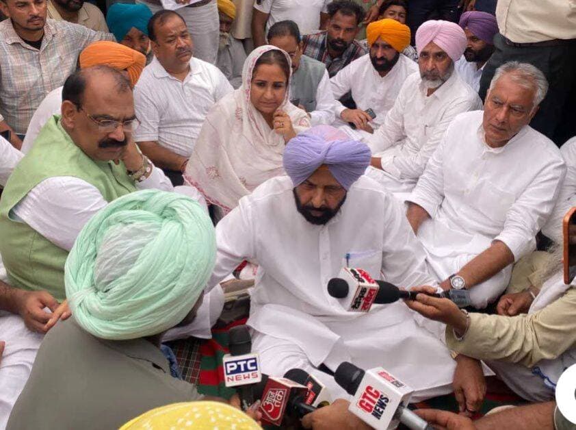 BJP Punjab पंजाब भाजपा अध्यक्ष के काफिले पर हमला, आप कार्यकर्ताओं पर घेरकर रोकने का आरोप, लौटते समय भी रास्ता रोका
संगरिया की आवाज़।
पंजाब भाजपा अध्यक्ष केवल सिंह ढिल्लों के काफिले को संगरूर जिले के दिड़बा क्षेत्र में आम आदमी पार्टी के कार्यकर्ताओं की ओर से रोककर हमला करने का आरोप लगा है। घटना में ढिल्लों समेत उनके साथ मौजूद भाजपा के वरिष्ठ नेता सुरक्षित रहे। वापसी के दौरान भी काफिले का रास्ता रोके जाने का आरोप है। ढिल्लों गुरुवार को संगरूर जिले के तूर बंजारा गांव जा रहे थे। उन्हें गुलजार सिंह के परिवार से मिलकर संवेदना जतानी थी।
गुलजार सिंह की संदिग्ध मौत के बाद भाजपा नेताओं ने राज्य सरकार पर सवाल उठाए हैं। ढिल्लों के साथ भाजपा के राष्ट्रीय उपाध्यक्ष मनप्रीत सिंह बादल, पूर्व प्रदेश अध्यक्ष सुनील जाखड़ और अश्वनी शर्मा भी मौजूद थे। ढिल्लों ने घटना पर जारी बयान में कहा कि पंजाब में आम आदमी पार्टी के शासन में कानून-व्यवस्था की स्थिति पर गंभीर सवाल खड़े हो रहे हैं। उन्होंने आरोप लगाया कि दिड़बा जाते समय आप कार्यकर्ताओं ने उनके वाहन को घेर लिया और उसे आगे नहीं बढ़ने दिया।
पुलिस प्रशासन पर गंभीर आरोप
उनका कहना था कि वे गुलजार सिंह के परिवार को न्याय दिलाने की मांग उठाने जा रहे थे, लेकिन रास्ते में उनके काफिले को रोक दिया गया। भाजपा अध्यक्ष ने पुलिस प्रशासन पर भी गंभीर आरोप लगाए। उन्होंने कहा कि घटनास्थल से करीब 100 मीटर आगे पुलिस मौजूद थी, लेकिन पुलिस ने पूरे घटनाक्रम को रोकने के लिए तत्काल कदम नहीं उठाया। ढिल्लों ने कहा कि यह केवल उन पर हमला नहीं था, बल्कि लोकतांत्रिक व्यवस्था में विपक्ष की आवाज को रोकने का प्रयास था।
विपक्ष की आवाज दबाने की कोशिश
उन्होंने आरोप लगाया कि राज्य सरकार विपक्ष की आवाज दबाने की कोशिश कर रही है। ढिल्लों ने कहा कि भाजपा ऐसे किसी दबाव से पीछे नहीं हटेगी और पंजाब सरकार के हर कदम का राजनीतिक और लोकतांत्रिक तरीके से विरोध किया जाएगा। उन्होंने कहा कि पंजाब की जनता इस तरह की घटनाओं का जवाब देगी। ढिल्लों और भाजपा नेताओं के चंडीगढ़ लौटते समय भी आप कार्यकर्ताओं ने उनका रास्ता रोक लिया। बयान के मुताबिक, काफिले को कुछ देर रुकना पड़ा।
विपक्षी नेताओं की सुरक्षा पर सवाल
इसके बाद ढिल्लों और उनके साथ मौजूद भाजपा नेताओं ने वाहनों से उतरकर पैदल रास्ता पार किया और काफिले के साथ आगे बढ़ गए। भाजपा ने घटना को लेकर राज्य की कानून-व्यवस्था और विपक्षी नेताओं की सुरक्षा पर सवाल उठाए हैं। पार्टी नेताओं का कहना है कि राजनीतिक विरोध के नाम पर किसी के आने-जाने का रास्ता रोकना उचित नहीं है। वहीं, घटना को लेकर आम आदमी पार्टी की ओर से इस मामले में प्रतिक्रिया सामने आना बाकी है।
संगरिया की आवाज़
