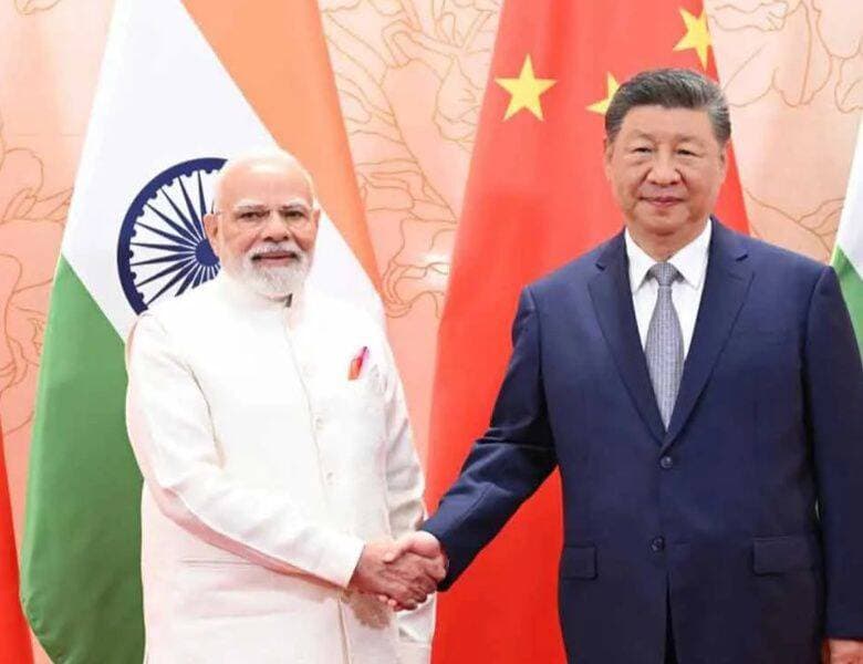 <nis:link nis:type=tag nis:id=brics_summit2026 nis:value=BRICS_Summit2026 nis:enabled=true nis:link/>
दिल्ली में मोदी-जिनपिंग की मुलाकात पर टिकी दुनिया की नजर, रिश्तों में नई गर्माहट के संकेत
नई दिल्ली में BRICS शिखर सम्मेलन सिर्फ वैश्विक आर्थिक और रणनीतिक मुद्दों का मंच नहीं रहने वाला है। इस बार भारत और चीन के शीर्ष नेतृत्व के बीच संभावित आमने-सामने की बातचीत ने सम्मेलन की अहमियत और बढ़ा दी है। राष्ट्रपति शी जिनपिंग की दिल्ली यात्रा को दोनों देशों के बीच लंबे समय से जारी तनाव के बाद सावधानी भरे सुधार की दिशा में बड़ा कदम माना जा रहा है। ऐसे में प्रधानमंत्री नरेंद्र मोदी से उनकी मुलाकात के एजेंडे और संदेश पर सबकी निगाहें हैं।
BRICS Summit 2026: वैश्विक चुनौतियों के बीच दिग्गजों का जमावड़ा
BRICS Summit 2026 के लिए राजधानी में दुनिया के प्रमुख नेताओं का जमावड़ा शुरू हो चुका है। रूस के राष्ट्रपति व्लादिमीर पुतिन के दिल्ली पहुंचने के बाद अब चीन के राष्ट्रपति शी जिनपिंग की मौजूदगी ने सम्मेलन को खास कूटनीतिक महत्व दे दिया है। 11 सदस्यीय BRICS समूह ऐसे दौर में बैठक कर रहा है, जब दुनिया युद्ध, व्यापारिक तनाव, ऊर्जा सुरक्षा और बदलती वैश्विक शक्ति-समीकरण जैसी चुनौतियों से जूझ रही है।
मोदी-शी द्विपक्षीय वार्ता की तैयारियां
शी जिनपिंग की भारत यात्रा का सबसे महत्वपूर्ण पहलू प्रधानमंत्री नरेंद्र मोदी के साथ संभावित द्विपक्षीय बैठक है। चीन के भारत में राजदूत शू फेइहोंग ने सोशल मीडिया मंच X पर कहा कि दोनों देशों के बीच राष्ट्रपति शी और प्रधानमंत्री मोदी की बैठक की तैयारियां चल रही हैं। उनके मुताबिक, यह लगातार तीसरा साल होगा जब दोनों नेता आमने-सामने मिलेंगे। इससे पहले उनकी मुलाकात कज़ान और तियानजिन में हुई थी।
संवाद और सहयोग का सकारात्मक संदेश
चीनी राजदूत के बयान को केवल शिष्टाचार संदेश के तौर पर नहीं देखा जा रहा। उन्होंने भारत और चीन के बीच संवाद बढ़ाने, सहयोग मजबूत करने, मतभेदों को उचित तरीके से संभालने और दोनों देशों के नेताओं के रणनीतिक मार्गदर्शन को लागू करने पर जोर दिया। पड़ोसी देशों के बीच बेहतर संबंधों की वकालत भी उनके संदेश का प्रमुख हिस्सा रही।
रिश्तों में सुधार और भरोसे की कसौटी
दरअसल, भारत-चीन संबंध पिछले कुछ वर्षों में सीमा तनाव के कारण बेहद संवेदनशील रहे हैं। ऐसे माहौल में दोनों शीर्ष नेताओं की लगातार बैठकों को संवाद की बहाली के संकेत के रूप में देखा जा रहा है। हालांकि, विशेषज्ञों की नजर इस बात पर रहेगी कि संभावित वार्ता केवल राजनीतिक संदेश तक सीमित रहती है या सीमा, व्यापार और आपसी भरोसे जैसे कठिन विषयों पर भी आगे बढ़ती है।
BRICS का व्यापक एजेंडा और रणनीतिक संतुलन
BRICS के व्यापक एजेंडे में आर्थिक सहयोग के साथ ऊर्जा और वैश्विक चुनौतियां भी प्रमुख रहने वाली हैं। रूस की सक्रिय मौजूदगी और ईरान समेत अन्य सदस्य देशों की भागीदारी इस मंच को और रणनीतिक बनाती है। भारत के लिए सम्मेलन एक साथ कई मोर्चों पर कूटनीतिक संतुलन साधने का अवसर है।
सख्त सुरक्षा और वैश्विक कूटनीति पर असर
दिल्ली में विदेशी राष्ट्राध्यक्षों के आगमन को देखते हुए सुरक्षा व्यवस्था भी बेहद कड़ी की गई है। प्रधानमंत्री मोदी और राष्ट्रपति जिनपिंग की संभावित बातचीत इस पूरे सम्मेलन का ऐसा क्षण बन सकती है, जिसका असर सिर्फ भारत-चीन संबंधों पर नहीं, बल्कि BRICS के भीतर शक्ति-संतुलन और वैश्विक कूटनीति पर भी दिखाई दे सकता है।