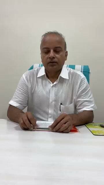 श्यामशाह मेडिकल कॉलेज रीवा का वीडियो संदेश
चिकित्सालय में अनधिकृत वीडियोग्राफी को लेकर सोशल मीडिया पर चल रही भ्रामक खबरों पर PRO की सफाई
श्यामशाह मेडिकल कॉलेज एवं संबद्ध चिकित्सालय, रीवा की ओर से सोशल मीडिया पर प्रसारित हो रही भ्रामक खबरों एवं अनधिकृत वीडियोग्राफी के संबंध में संयुक्त संचालक एवं अधीक्षक द्वारा वीडियो संदेश जारी किया गया है।
वीडियो संदेश के माध्यम से चिकित्सालय प्रशासन ने स्थिति स्पष्ट करते हुए बताया कि अस्पताल परिसर में अनधिकृत रूप से वीडियो बनाना एवं प्रसारित करना मरीजों की गोपनीयता, सुरक्षा और चिकित्सालय की व्यवस्थाओं को प्रभावित कर सकता है। इसी विषय को लेकर सोशल मीडिया पर चल रही खबरों के संबंध में प्रशासन ने अपना पक्ष रखा है।
PRO श्यामशाह मेडिकल कॉलेज रीवा / जनसंपर्क मध्यप्रदेश द्वारा जारी वीडियो संदेश में चिकित्सालय से संबंधित वास्तविक स्थिति को समझने और भ्रामक जानकारी से बचने की अपील की गई है।