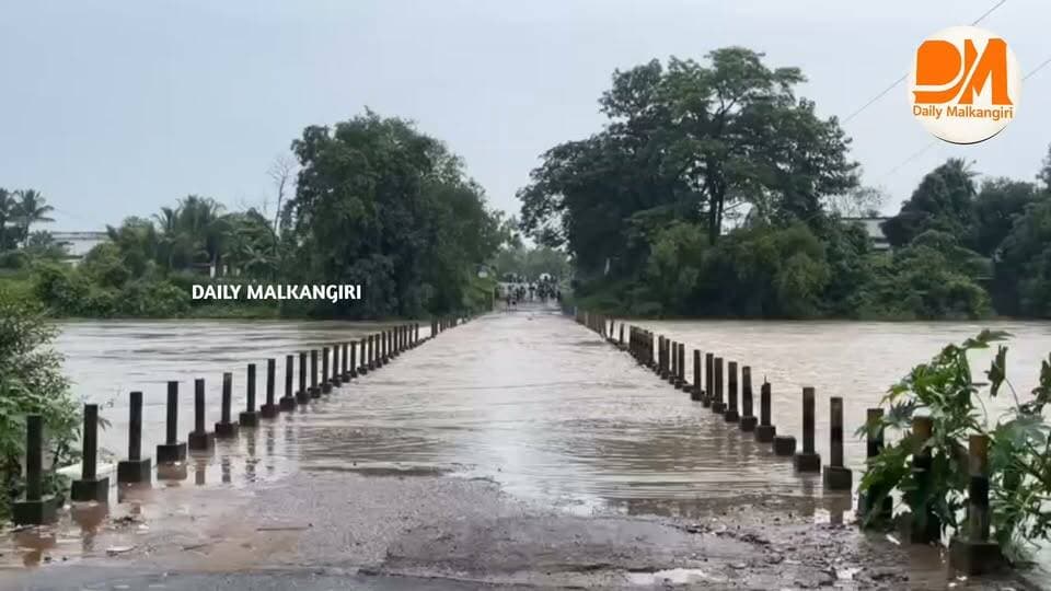 ପୋଟେରୁ ବ୍ରିଜ୍ ଉପରେ ଚାଲୁଛି ବନ୍ୟା ଜଳ, ମାଲକାନାଗିରି-ମୋଟୁ ଯାତାୟାତ ସମ୍ପୂର୍ଣ୍ଣ ଠପ୍।
ଲଗାତାର ପ୍ରବଳ ବର୍ଷା ଏବଂ ପାଣିପାଗ ବିଭାଗର ସତର୍କ ସୂଚନାକୁ ଦୃଷ୍ଟିରେ ରଖି ଜିଲ୍ଲା ପ୍ରଶାସନ ନେଇଛନ୍ତି ଏକ ବଡ଼ ନିଷ୍ପତ୍ତି। ଆଜି ଜିଲ୍ଲାର ସମସ୍ତ ସରକାରୀ, ସରକାରୀ ଅନୁଦାନପ୍ରାପ୍ତ ଏବଂ ବେସରକାରୀ ସ୍କୁଲଗୁଡ଼ିକୁ ବନ୍ଦ ରଖିବା ପାଇଁ ନିର୍ଦ୍ଦେଶ ଦିଆଯାଇଛି।
ଅପରପକ୍ଷରେ, ବର୍ଷା ଯୋଗୁଁ ବିପଦ ସଙ୍କେତ ଉପରେ ପ୍ରବାହିତ ହେଉଛି ନଦୀଜଳ। ପୋଟେରୁ ବ୍ରିଜ୍ ଉପରେ ପାଣି ଚାଲୁଥିବାରୁ ମାଲକାନାଗିରିରୁ ମୋଟୁ ଯାତାୟାତ ସମ୍ପୂର୍ଣ୍ଣ ଠପ୍ ହୋଇଯାଇଛି।
#Malkangiri