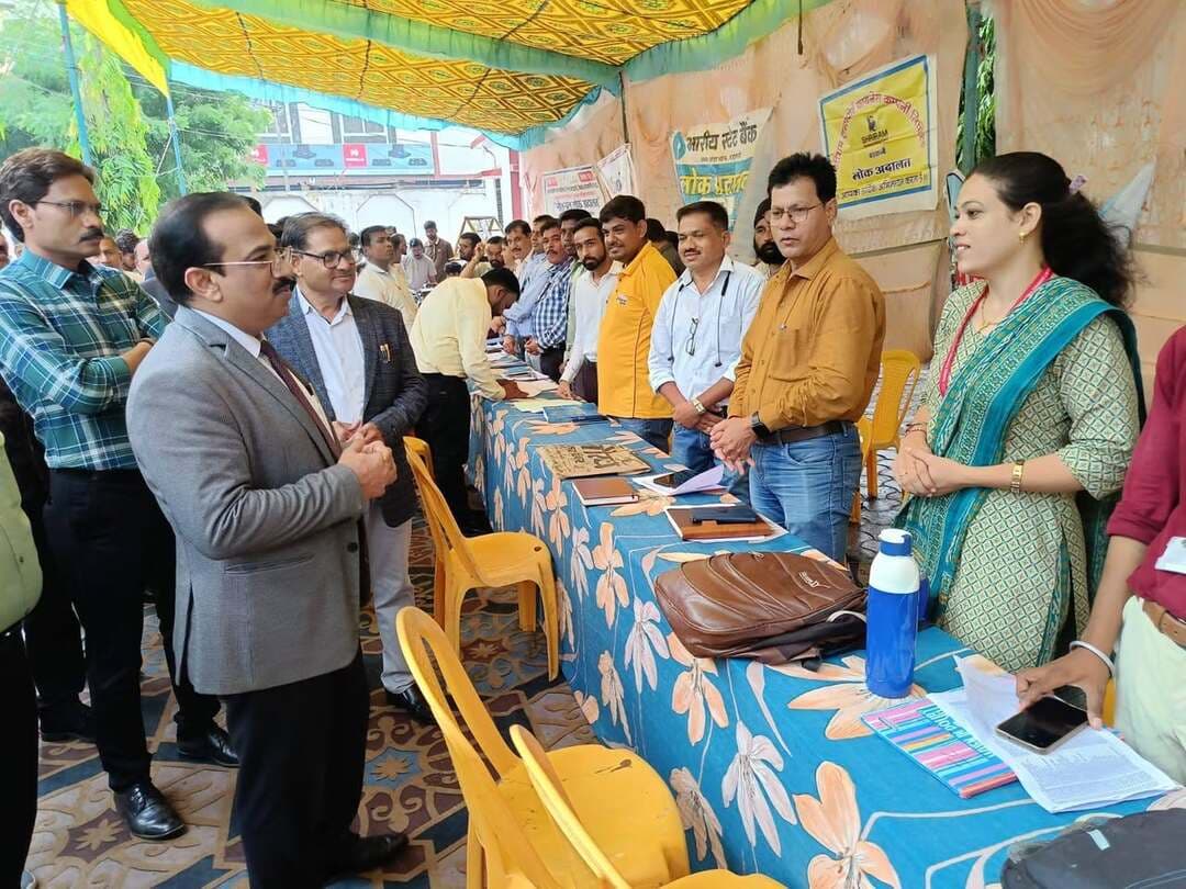 प्रधान जिला न्यायाधीश एवं अध्यक्ष जिला विधिक सेवा प्राधिकरण बड़वानी श्री महेन्द्र कुमार जैन ने जिला न्यायालय परिसर में आयोजित नेशनल लोक अदालत का निरीक्षण किया। उन्होंने विभिन्न बैंकों एवं विभागों द्वारा लगाए गए काउंटरों का अवलोकन कर प्रकरणों के निराकरण की प्राप्त करते हुए।
#JansamparkMP
#Badwani