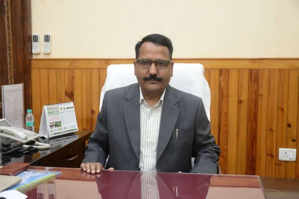 नैनीताल में दो आरोपियों पर चला जिला प्रशासन का डंडा, 6 महीने के लिए जिला बदर....
नैनीताल। जनपद में कानून एवं शांति व्यवस्था बनाए रखने और आपराधिक गतिविधियों पर प्रभावी अंकुश लगाने के लिए जिला प्रशासन ने दो आरोपियों के खिलाफ जिला बदर की कार्रवाई की है। जिला मजिस्ट्रेट नैनीताल ललित मोहन रयाल के न्यायालय ने गुंडा नियंत्रण अधिनियम के तहत दोनों आरोपियों को छह माह की अवधि के लिए जनपद नैनीताल की सीमा से निष्कासित करने के आदेश जारी किए हैं।
प्राप्त जानकारी के अनुसार राजू सागर पुत्र स्व. रामकुमार, निवासी नाथूपुर पाडली, लामाचौड़, थाना मुखानी के विरुद्ध आबकारी अधिनियम के तहत सात प्रकरण तथा गुंडा नियंत्रण अधिनियम के तहत एक प्रकरण दर्ज है।
वहीं पूरन सागर पुत्र स्व. रामकुमार, निवासी नाथूपुर पाडली, लामाचौड़, थाना मुखानी के विरुद्ध आबकारी अधिनियम के तहत चार प्रकरण दर्ज हैं। इसके अलावा उनके खिलाफ भारतीय दंड संहिता की धारा 323, 504 और 506 के तहत भी एक प्रकरण दर्ज है।
दोनों आरोपियों के आपराधिक अभिलेखों और उनकी गतिविधियों से कानून एवं व्यवस्था पर पड़ने वाले प्रतिकूल प्रभाव को देखते हुए जिला मजिस्ट्रेट न्यायालय ने गुंडा नियंत्रण अधिनियम के तहत यह कार्रवाई की है। आदेश के अनुसार दोनों आरोपियों को छह माह के लिए जनपद नैनीताल की सीमा से बाहर निष्कासित (जिला बदर) किया गया है।
जिला प्रशासन ने स्पष्ट किया है कि जनपद में कानून एवं शांति व्यवस्था बनाए रखने के लिए आपराधिक प्रवृत्ति वाले व्यक्तियों के विरुद्ध नियमानुसार निरोधात्मक कार्रवाई आगे भी जारी रहेगी।
<nis:link nis:type=tag nis:id=nainitalnews nis:value=NainitalNews nis:enabled=true nis:link/> <nis:link nis:type=tag nis:id=uttarakhandnews nis:value=UttarakhandNews nis:enabled=true nis:link/> <nis:link nis:type=tag nis:id=nainital nis:value=Nainital nis:enabled=true nis:link/> <nis:link nis:type=tag nis:id=districtbadar nis:value=DistrictBadar nis:enabled=true nis:link/> <nis:link nis:type=tag nis:id=crimenews nis:value=CrimeNews nis:enabled=true nis:link/> <nis:link nis:type=tag nis:id=uttarakhandcrime nis:value=UttarakhandCrime nis:enabled=true nis:link/> <nis:link nis:type=tag nis:id=lawandorder nis:value=LawAndOrder nis:enabled=true nis:link/> <nis:link nis:type=tag nis:id=nainitaladministration nis:value=NainitalAdministration nis:enabled=true nis:link/>