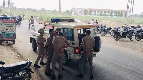 🚨 ब्रेकिंग न्यूज़ | सूत्रों के हवाले से
गांगनौली कट को लेकर बड़ी खबर, किसानों की मांग पूरी होने की उम्मीद!
सूत्रों के हवाले से खबर है कि बागपत के गांगनौली गांव के पास दिल्ली-देहरादून एक्सप्रेसवे पर कॉम्पैक्ट इंटरचेंज और टोल प्लाजा के प्रस्ताव को मंजूरी मिलने की बात सामने आई है। लंबे समय से कट की मांग को लेकर धरने पर बैठे किसानों के लिए इसे बड़ी सफलता माना जा रहा है।
हालांकि, उपलब्ध रिपोर्टों में पहले NHAI की ओर से प्रस्ताव भेजे जाने की पुष्टि है; इसलिए इसे फिलहाल “सूत्रों के हवाले से” ही बताया जा रहा है। 