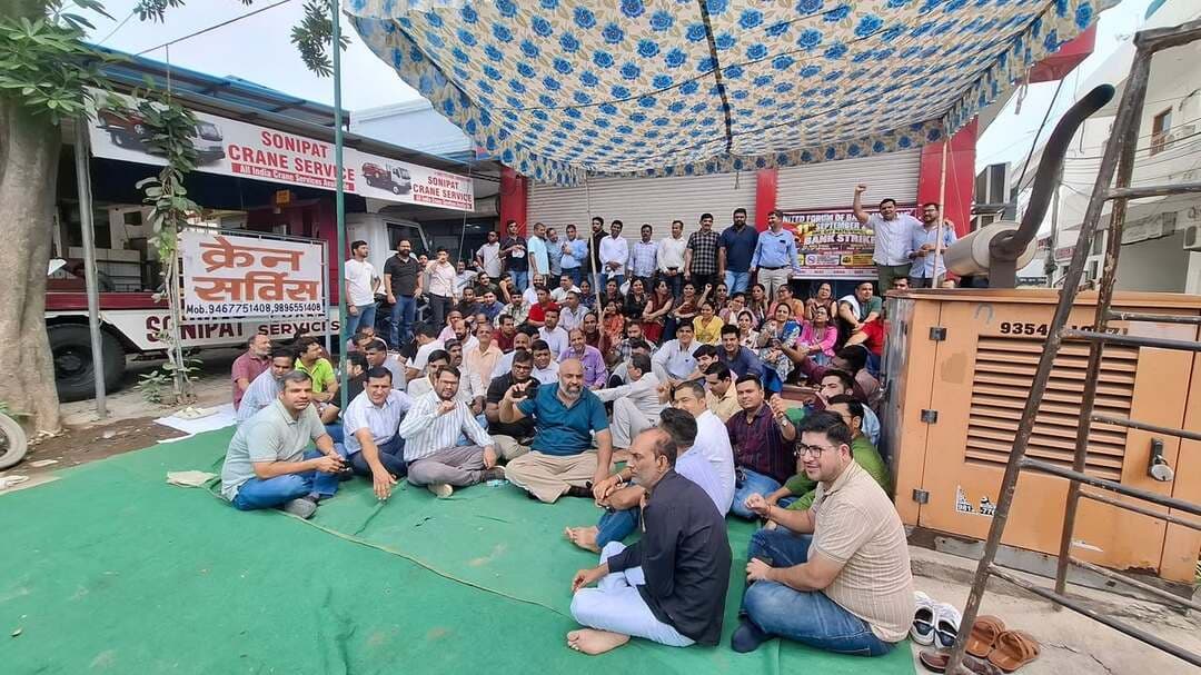 यूनाइटेड फोरम ऑफ बैंक यूनियंस के आह्वाहन पर कल दिनांक 11 सितंबर को एक दिवसीय राष्ट्रव्यापी की गई हड़ताल
लव इंडिया न्यूज ,सोनीपत.....यूनाइटेड फोरम ऑफ बैंक यूनियंस के आह्वाहन पर कल दिनांक 11 सितंबर को एक दिवसीय राष्ट्रव्यापी हड़ताल की गई
जिसमें सभी 7 संगठनों ने भाग लिया।
मांगे थी:
1. वेतन समझौते के वक्त बैंक यूनियंस और आई बी ए के बीच लिखित में समझौता हुआ था कि सभी शनिवार को बैंक बंद रहेंगे, जिसको आई बी ए ने वित्त मंत्रालय को अप्रूवल के लिए भेज दिया था। जिसका अप्रूवल लगभग 2 वर्षों से लंबित है।
2. सरकार द्वारा एक्जीक्यूटिव क्लास को ज्यादा परफॉर्मेंस लिंक्ड इंसेंटिव का विरोध। सभी कर्मचारियों को समान इंसेंटिव की माँग।
3. स्टाफ की कमी
आज यूनियन बैंक ऑफ इंडिया की हुडा शाखा दिल्ली रोड सोनीपत के बाहर धरना प्रदर्शन किया गया जिसमें भारी संख्या में अधिकारियों एवं कर्मचारियों में भाग लिया।
पूरे भारतवर्ष के सभी राष्ट्रीयकृत आज बंद रहे। जिले की सभी 200 शाखाएं बंद रही जिस से लगभग 1000 करोड़ के कामकाज के बाधित होने का अनुमान है। अखिल भारतीय बैंक अधिकारी परिसंघ के हरियाणा के सह सचिव कॉम जितेंद्र सरदाना ने यह सारी जानकारी दी। इस मौके पर नवीन फ़ौघाट, रजनीकांत वशिष्ठ, मनोज जमदग्नी, हरिंद्र नैन, हरविन्द्र दहिया इत्यादि एवं सभी बैंकों शाखाओं से अधिकारी एवं कर्मचारी मौजूद रहे।