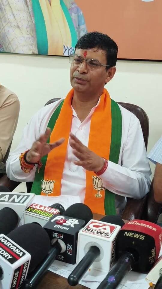कुरुक्षेत्र भाजपा जिलाध्यक्ष ने प्रेसवार्ता कर नए पदाधिकारियों को सौंपा दायित्व
#Kurukshetra #BJP #BJPTeam #DistrictPresident #NewOfficeBearers #KurukshetraNews #HaryanaPolitics #HaryanaNews #PoliticalNews #khabarnamaharyana