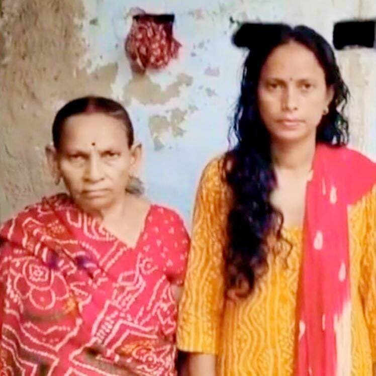 योगीराज में आवास के बदले गरीब बेटियों की अस्मत मांग रहे अधिकारी
.
लेखपाल पर गंभीर आरोप, शिकायत के बाद जांच शुरू
.
<nis:link nis:type=tag nis:id=रायबरेली। nis:value=रायबरेली। nis:enabled=true nis:link/> सरकारी आवास का लाभ दिलाने के नाम पर गरीब परिवार से रिश्वत मांगने और पैसे देने में असमर्थता जताने पर उसकी बेटी को लेकर कथित तौर पर आपत्तिजनक मांग किए जाने का मामला सामने आया है। लालगंज तहसील क्षेत्र के एक गरीब परिवार ने लेखपाल पर बेहद गंभीर आरोप लगाते हुए अधिकारियों से शिकायत की है।
परिवार का आरोप है कि सरकारी मदद दिलाने के एवज में लेखपाल ने पहले रुपये की मांग की। आर्थिक स्थिति खराब होने का हवाला देकर परिवार ने असमर्थता जताई तो आरोप है कि लेखपाल ने कथित तौर पर ऐसी बात कह दी, जिससे परिवार के लोग स्तब्ध रह गए। परिवार का दावा है कि लेखपाल ने काम कराने के बदले उनकी जवान बेटी को अपने पास भेजने की बात कही।
मामले की शिकायत लेकर परिवार एसडीएम के पास पहुंचा। आरोप है कि वहां भी पीड़ित परिवार के साथ अभद्र व्यवहार किया गया। परिवार का दावा है कि इतनी गंभीर शिकायत पर भी उनकी बात को गंभीरता से नहीं लिया गया।
मामला सोशल मीडिया पर सामने आने के बाद प्रशासनिक स्तर पर हलचल बढ़ी। कांग्रेस की ओर से भी मामले को सोशल मीडिया प्लेटफॉर्म एक्स पर उठाए जाने के बाद अधिकारियों ने संज्ञान लिया। अब पूरे प्रकरण की जांच क्षेत्राधिकारी लालगंज को सौंपी गई है। जांच में गरीब परिवार द्वारा लगाए गए आरोपों की सत्यता, कथित मांग और अधिकारियों के स्तर पर हुई कार्रवाई की स्थिति स्पष्ट होने की उम्मीद है।
<nis:link nis:type=tag nis:id=thetelecast nis:value=TheTelecast nis:enabled=true nis:link/>