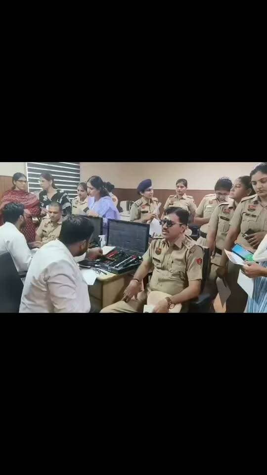 गुरुग्राम पुलिस आयुक्तालय में निःशुल्क नेत्र जांच शिविर का सफल आयोजन।
नेत्र जांच शिविर में 170 पुलिसकर्मियों ने लिया स्वास्थ्य लाभ।
गुरुग्राम, गौरव गर्ग, 11 सितंबर । पुलिस उपायुक्त मुख्यालय, गुरुग्राम की अध्यक्षता में आज पुलिस आयुक्तालय, गुरुग्राम में निःशुल्क नेत्र जांच एवं परामर्श शिविर का सफल आयोजन किया गया। इस शिविर का आयोजन डॉ. टी.एन. आहूजा नेत्र एवं दंत संस्थान की विशेषज्ञ टीम द्वारा किया गया।
शिविर में पुलिस अधिकारियों व कर्मचारियों ने उत्साहपूर्वक भाग लिया। इस कार्यक्रम का उद्देश्य गुणवत्तापूर्ण नेत्र स्वास्थ्य सेवाएं उपलब्ध कराना तथा आंखों की बीमारियों के प्रति जागरूक करना था।
इस दौरान आयोजित शिविर में कुल 170 पुलिस अधिकारियों व कर्मचारियों की नेत्र जांच की गई। इस दौरान नेत्र विशेषज्ञ चिकित्सकों द्वारा सभी को आवश्यक स्वास्थ्य परामर्श भी दिया गया। विशेषज्ञ चिकित्सकों ने प्रेसबायोपिया, हाइपरमेट्रोपिया, मायोपिया, कंप्यूटर विज़न सिंड्रोम, एलर्जिक आई डिजीज एवं ड्राई आई डिजीज के कारणों, बचाव एवं उपचार की जानकारी दी।
इस दौरान ड्राई आई से बचाव के लिए 20-20-20 नियम के बारे में जानकारी दी गई। इस नियम के मुताबिक 20 मिनट सिस्टम पर काम करने उपरांत 20 बार पलक झपकाएं तथा 20 फीट दूर देखें। इस दौरान जानकारी देते हुए बताया गया कि नियमित ब्रेक, बार-बार पलकें झपकाने, गुनगुनी सिकाई (Warm Compress),दिन के अंत में कॉस्मेटिक्स की उचित सफाई तथा सही पोस्चर बनाए रखना चाहिए।
इस शिविर के दौरान नेत्रदान के संबंध में जानकारी देकर पुलिसकर्मियों को जागरूक किया गया। इस अवसर पर 4 पुलिसकर्मियों ने नेत्रदान का संकल्प लिया।