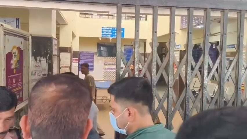 50 लाख की डिमांड, 20 लाख में डील 4 लाख खाते में ट्रांसफर, फिर CBI की एंट्री CBN इंस्पेक्टर सिद्धार्थ श्रीवास्तव गिरफ्तार नीमच। केंद्रीय नारकोटिक्स ब्यूरो यानी CBN में पदस्थ इंस्पेक्टर सिद्धार्थ श्रीवास्तव पर पटना CBI की टीम ने बड़ी कार्रवाई करते हुए उन्हें गिरफ्तार किया है। मामला एक ड्रग कार्रवाई से जुड़ा बताया जा रहा है, जिसमें पटना निवासी आलोक सिन्हा को आरोपी नहीं बनाने के एवज में कथित तौर पर 50 लाख रुपए की मांग किए जाने का आरोप है। बताया जा रहा है कि बातचीत के बाद 20 लाख रुपए में डील तय हुई, जिसमें 10 लाख रुपए एडवांस देने की बात सामने आई। इसी दौरान फरियादी आलोक सिन्हा ने 4 लाख रुपए ऑनलाइन ट्रांसफर किए। यह राशि CBN इंस्पेक्टर सिद्धार्थ श्रीवास्तव के रिश्तेदार संतोष कुमार सुमन के खाते में ट्रांसफर किए जाने की बात कही गई है। इसके बाद फरियादी ने पूरे मामले की शिकायत पटना CBI से की। CBI ने जांच के बाद 10 सितंबर को प्रकरण दर्ज किया