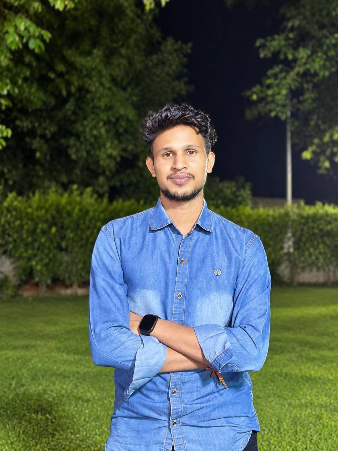 रुद्रप्रयाग के आशीष ने देशभर में चमकाया गढ़वाल विवि का नाम, CSIR NET-JRF में हासिल की AIR 138 रैंक
रुद्रप्रयाग। पहाड़ के छोटे से गांव से निकलकर राष्ट्रीय स्तर पर अपनी प्रतिभा का परचम लहराते हुए रुद्रप्रयाग जिले के बावई गांव निवासी आशीष गुसाईं ने बड़ी उपलब्धि हासिल की है। गढ़वाल विश्वविद्यालय के एमएससी भौतिक विज्ञान के छात्र रहे आशीष ने CSIR NET-JRF परीक्षा में ऑल इंडिया रैंक 138 हासिल कर अपने गांव, जिले और गढ़वाल विश्वविद्यालय का नाम रोशन किया है।
आशीष की यह सफलता इसलिए भी खास है कि उन्होंने पहाड़ की धरती से निकलकर अपनी मेहनत और लगन के दम पर देशभर के प्रतिभावान विद्यार्थियों के बीच यह मुकाम हासिल किया है। उनकी उपलब्धि उन युवाओं के लिए प्रेरणा है, जो छोटे शहरों और गांवों से होने के बावजूद बड़े सपने देखते हैं।
आशीष ने गढ़वाल विश्वविद्यालय से एमएससी भौतिक विज्ञान की पढ़ाई पूरी की। वर्तमान में वह IIT दिल्ली में M.Tech के छात्र हैं और उच्च शिक्षा के क्षेत्र में आगे बढ़ रहे हैं। पढ़ाई के प्रति उनकी निरंतर मेहनत और बेहतर करने की ललक ने उन्हें इस प्रतिष्ठित परीक्षा में सफलता दिलाई।
CSIR NET-JRF में AIR 138 रैंक हासिल करने के बाद आशीष ने साबित किया है कि सफलता संसाधनों की नहीं, बल्कि संकल्प, मेहनत और लगन की मोहताज होती है। गांव की पगडंडियों से निकलकर देश के प्रतिष्ठित संस्थान IIT दिल्ली तक पहुंचने और अब राष्ट्रीय स्तर की परीक्षा में शानदार रैंक हासिल करने का उनका सफर पहाड़ के युवाओं के लिए प्रेरणादायी है।
आशीष की इस उपलब्धि पर उनके परिजनों, शिक्षकों और क्षेत्रवासियों ने खुशी जताते हुए उन्हें बधाई दी है और उनके उज्ज्वल भविष्य की कामना की है।